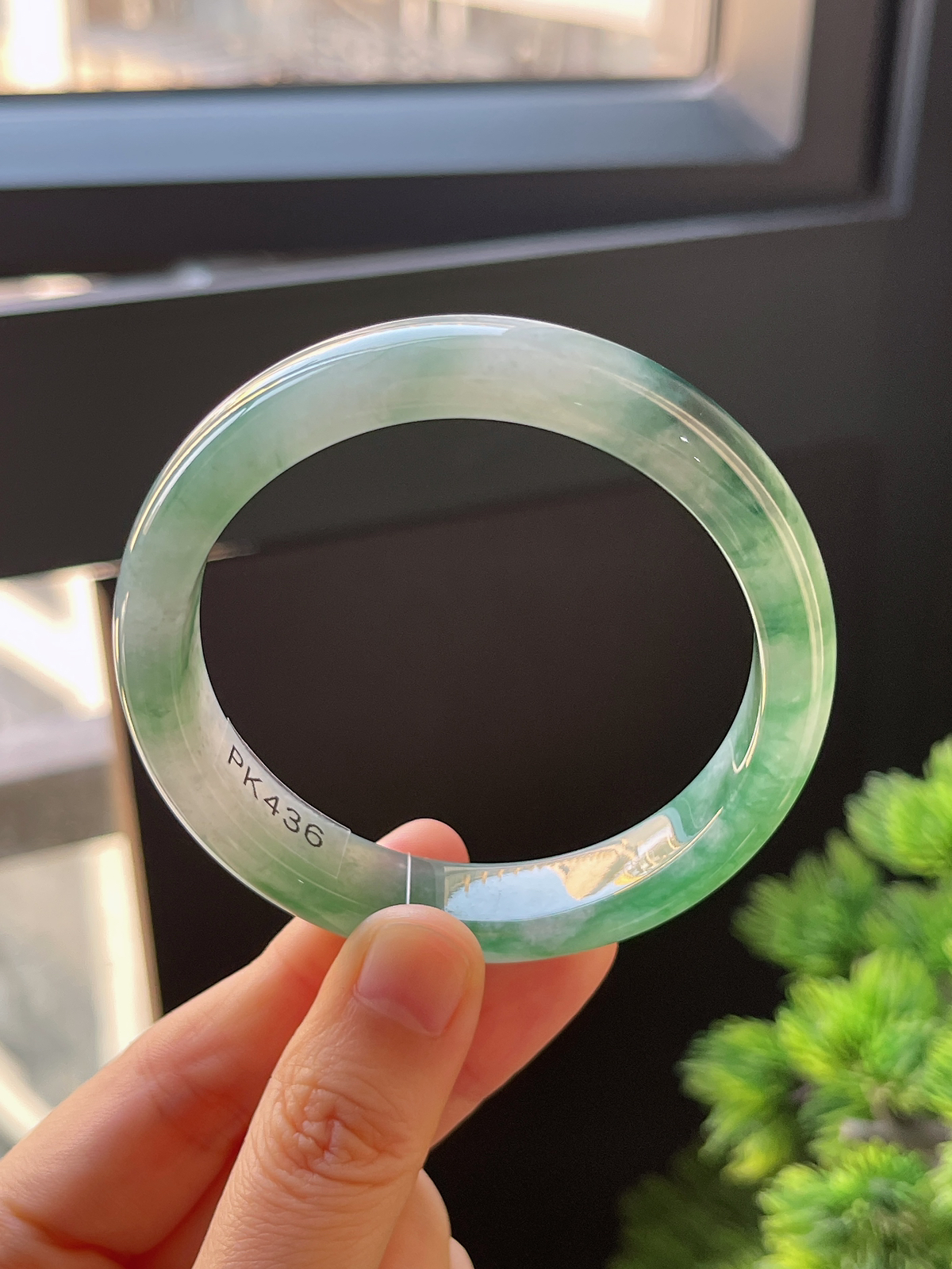 正圈55.6圈口，翡翠冰糯种飘绿手镯