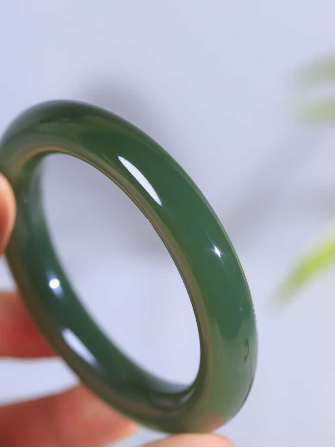 【碧色荡漾·手镯】

精品️和田玉碧玉圆条手镯，玉质细腻温润，手感舒适，️线条流畅，简约大气，美自天成，佩戴于腕间，婉约之美，举手投足间透出那份低调奢华，醉人心扉。重74克 内径圈口56mm尺寸12-12mm FDL-77101232