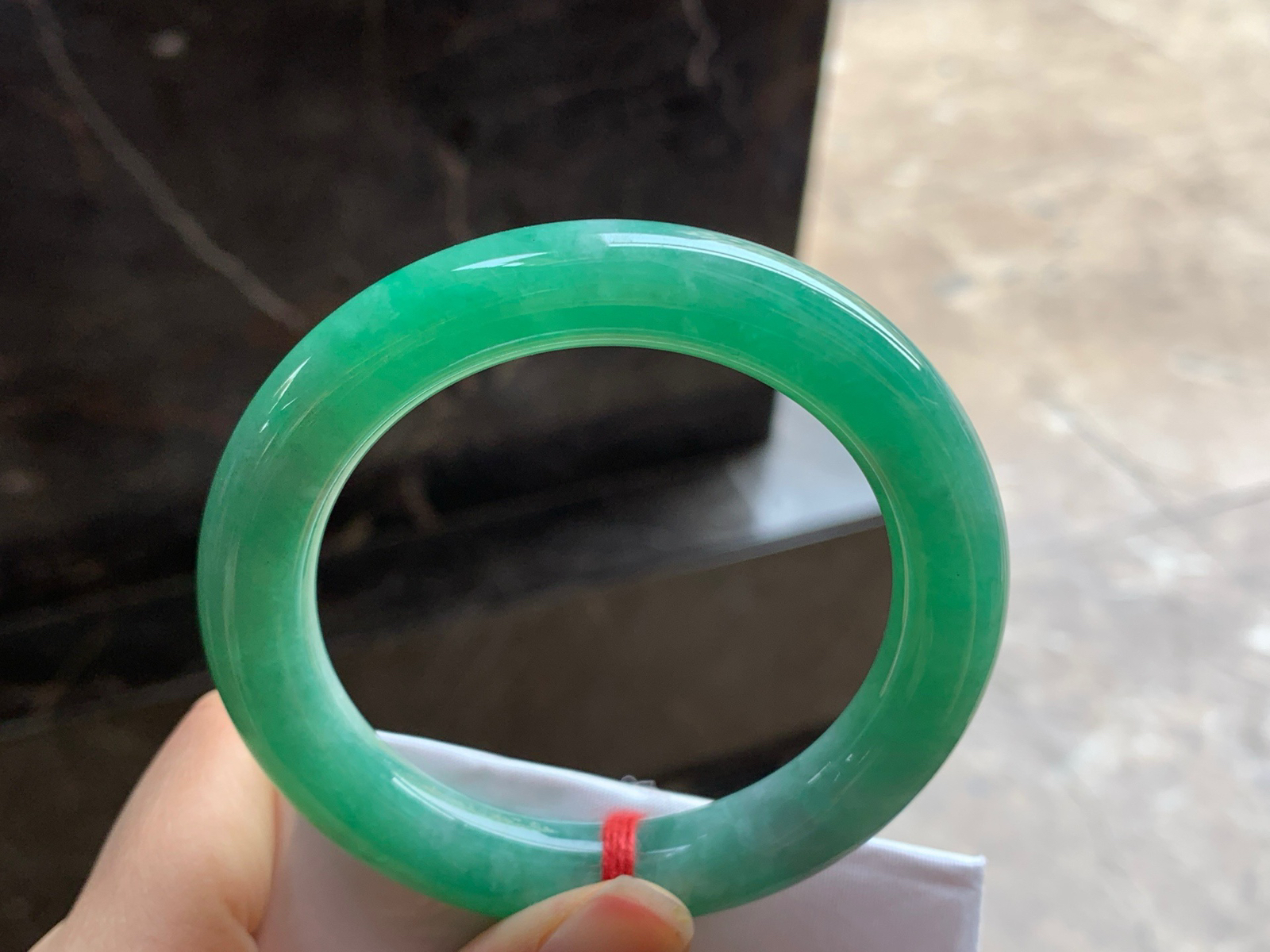 55.5-10.7

阳绿色圆条手镯^_^颜色鲜艳 玉质温润