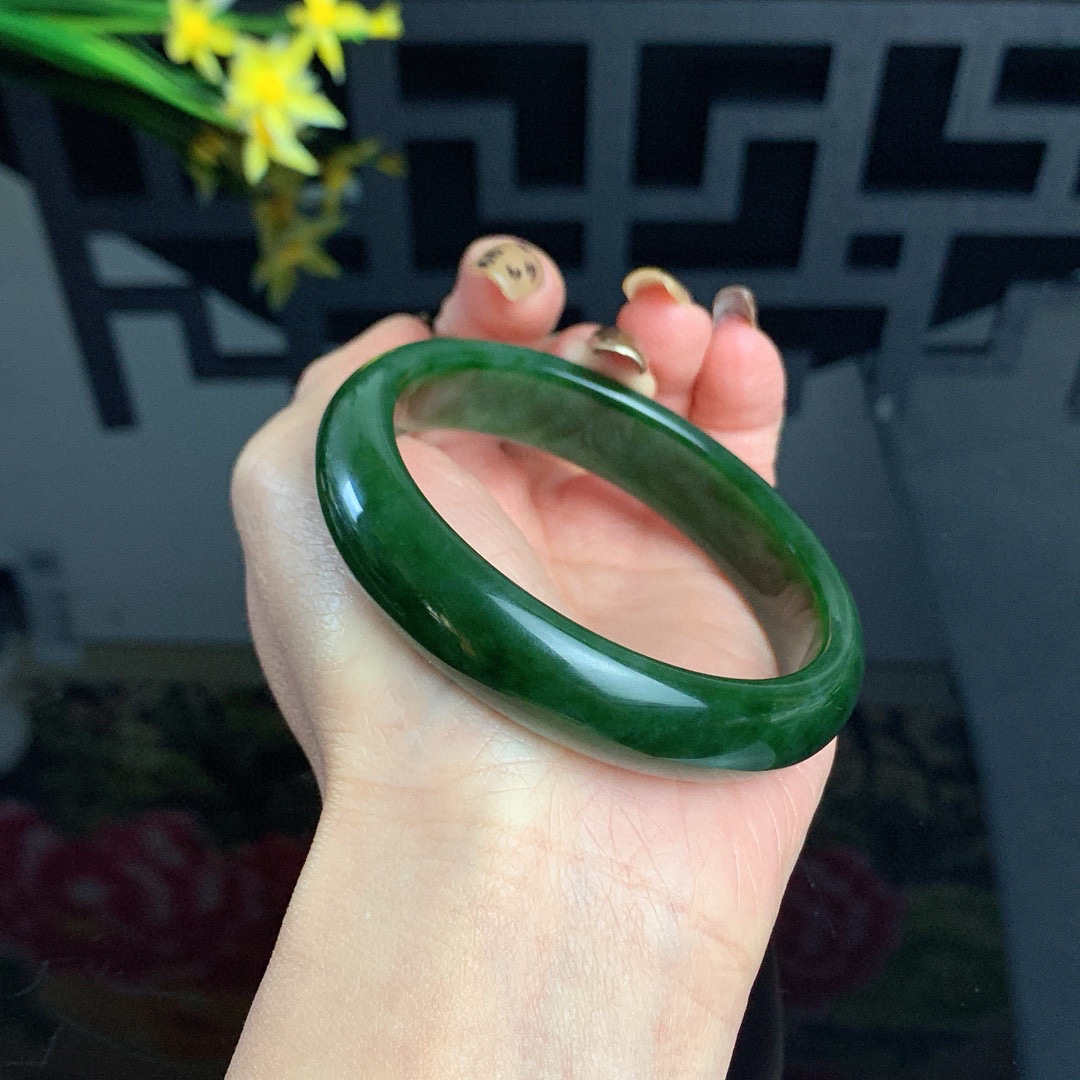 和田玉58.5圈口菠菜绿碧玉手镯！玉质细腻油润 底色纯净 无裂无棉 脂粉好，品质好！