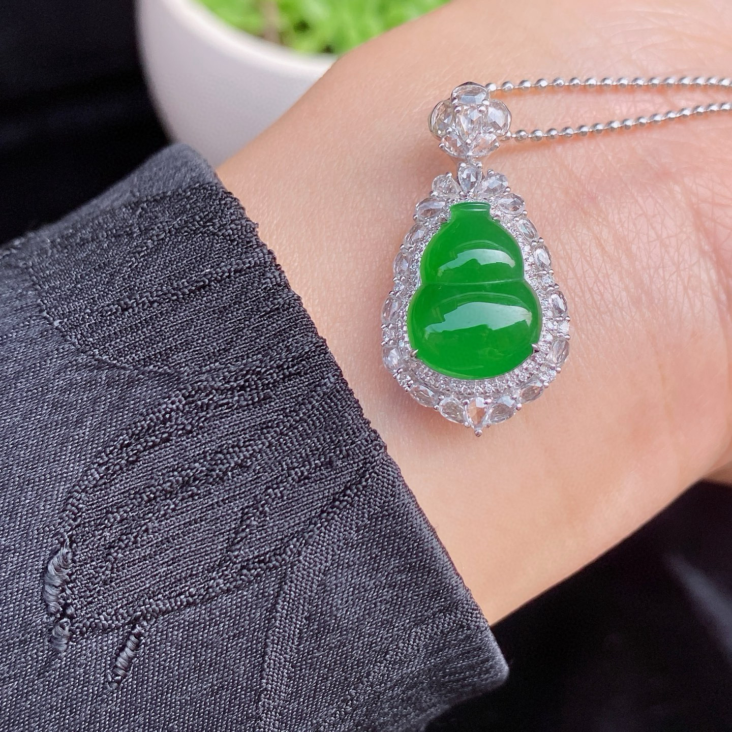 冰种辣绿葫芦吊坠
色泽浓郁，种老起光
真的很绿很绿，种色兼备
18k金镶嵌，上身抢眼又贵气
尺寸如图一  实物更美～