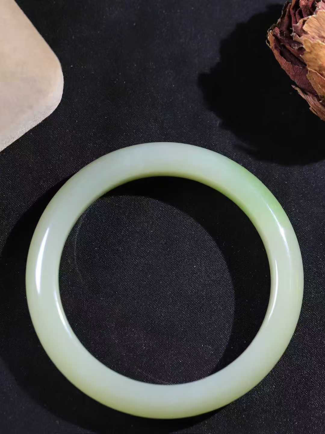 【翠色怡人.手镯】

精品和田玉翠青手镯，精品超级美镯，玉质细腻饱满，️温润脂香，仙雾缥缈，怡静如画，意蕴十足～，戴于腕间，神秘与高贵并存，给人以出尘的风雅，优美脱俗，气质非凡。重61.2克 内径59.5mm尺寸12.7-9.2mm FDL-1910549