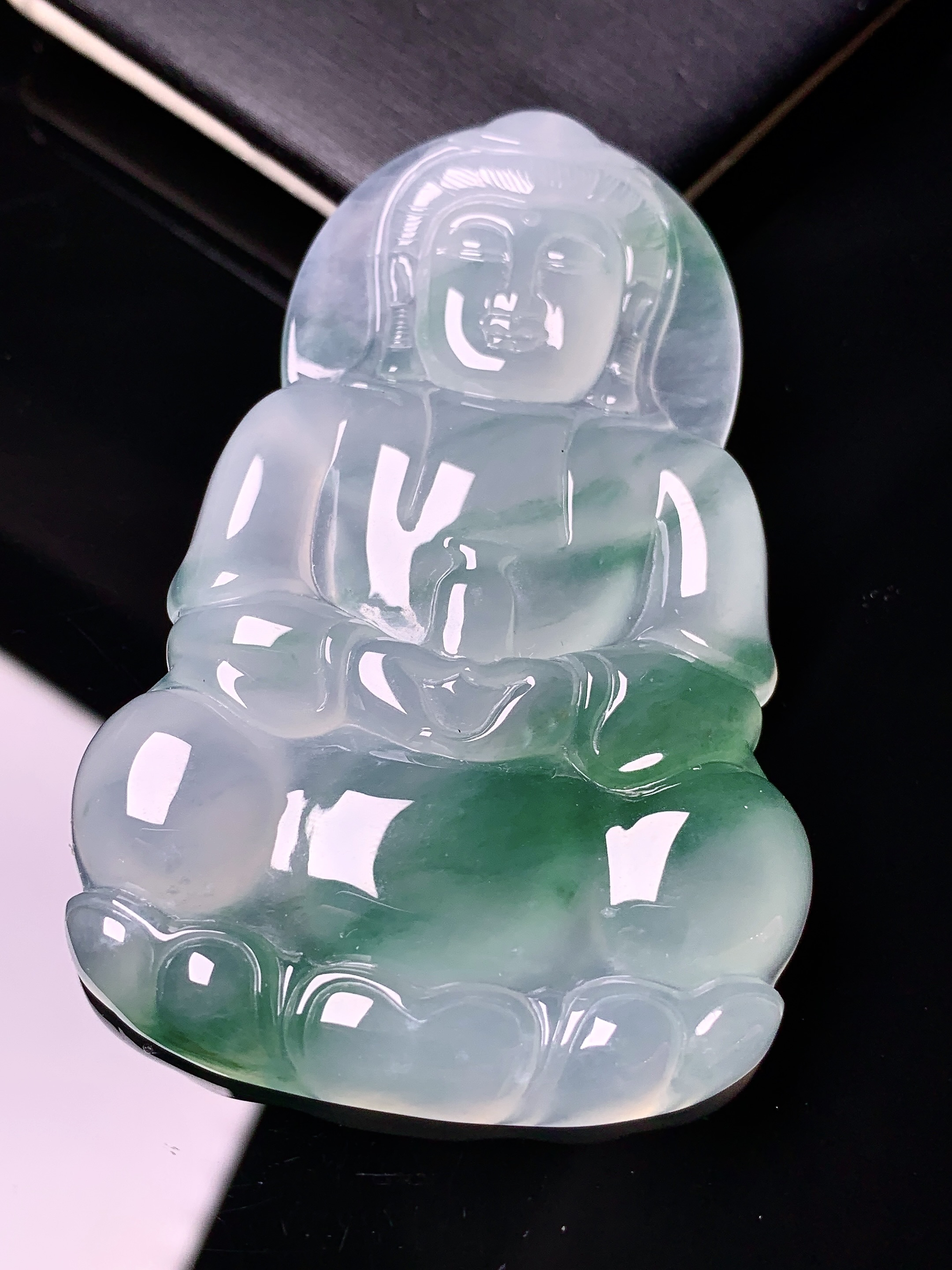 冰种飘绿观音菩萨吊坠 玉质细腻 色泽艳丽清新 水润亮眼 整体尺寸65.2*41.7*6