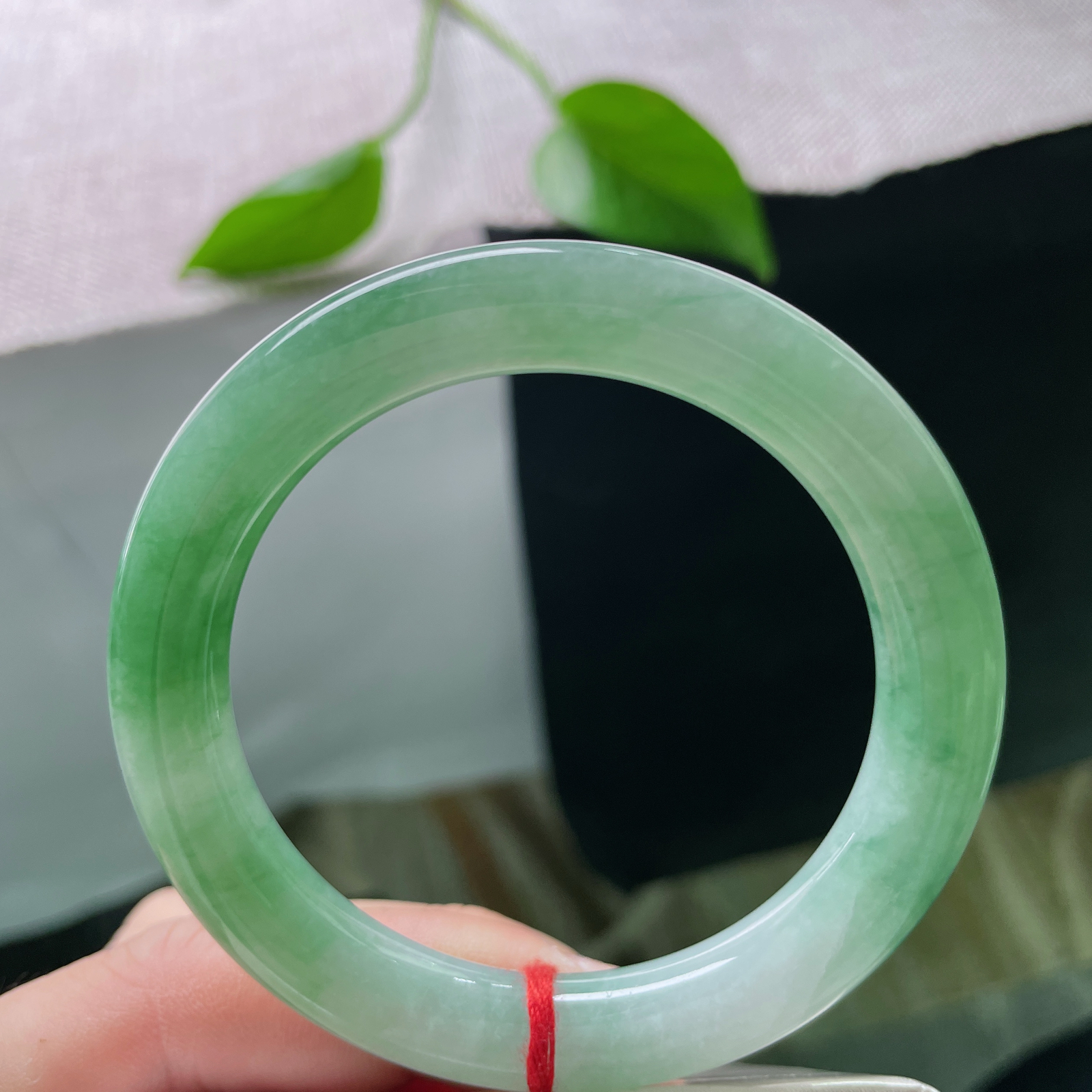 53/9.6，湖水绿圆条，飘花海草一般摇曳生姿，种老，水头好，细腻，一点皮纹