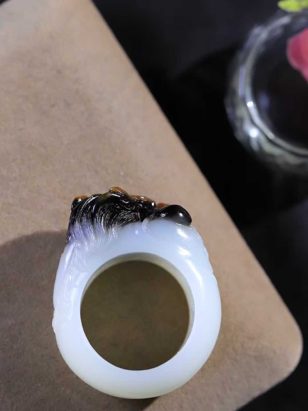 （龙行天下.扳指）

精品和田玉白玉带皮祥龙扳指，料子细腻 手感上佳、雕工精湛，精雕祥龙，龙头双目圆瞪，巨口大张，獠牙锋利， 龙是古代祥瑞之物，寓意有龙护身，
重29.3克    圈口23.4mm   尺寸18.5-15.3mm fDL-75102892