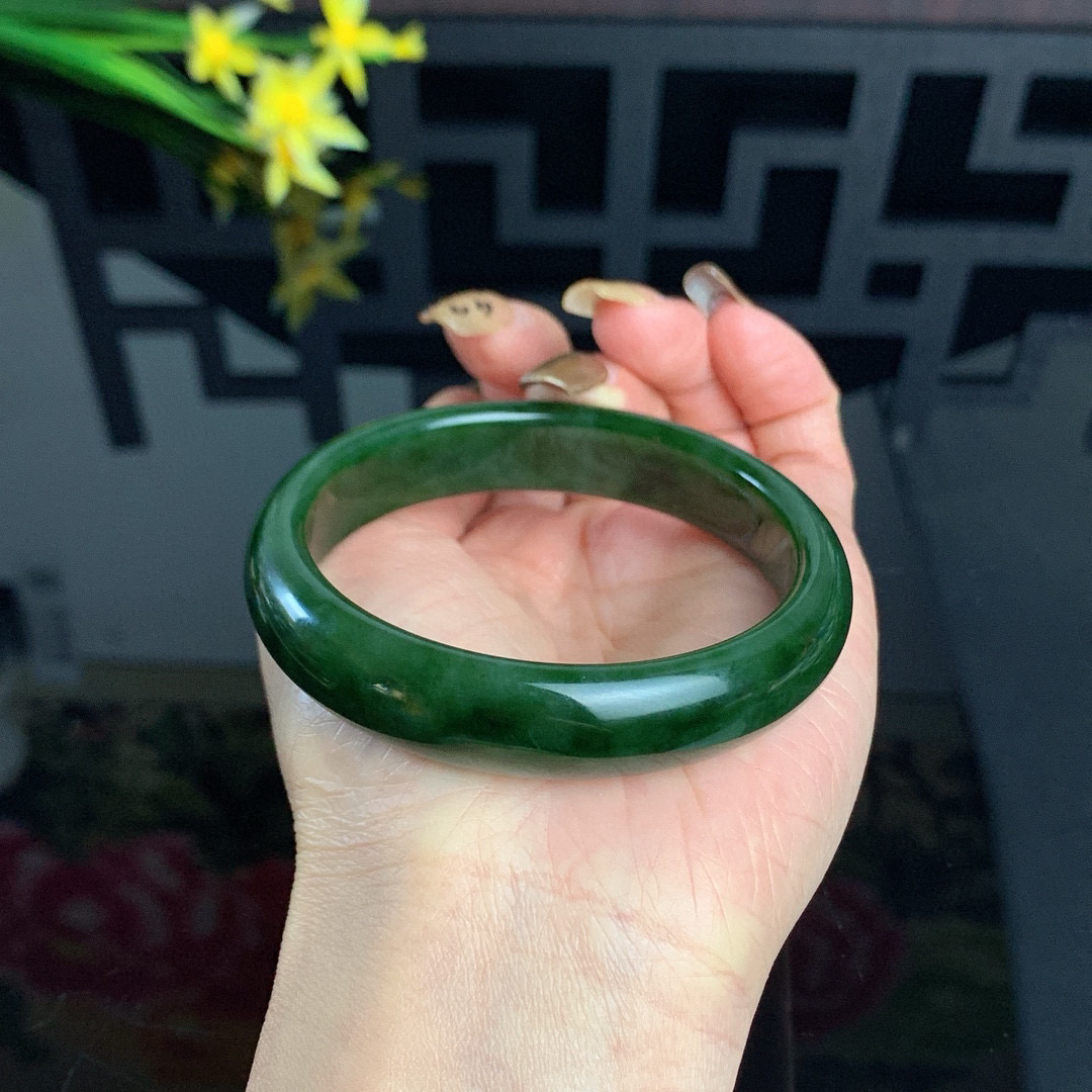 和田玉58.5圈口菠菜绿碧玉手镯！玉质细腻油润 底色纯净 无裂无棉 脂粉好，品质好！