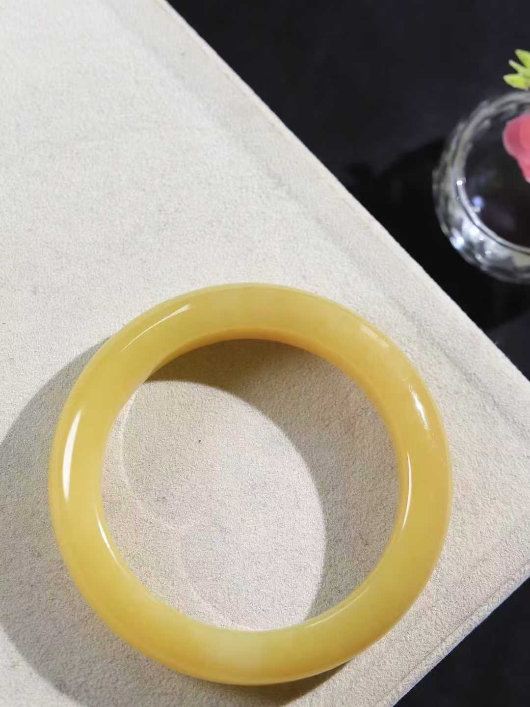 【花样年华·手镯】

精品和田玉糖玉手镯，质地油润细腻，色泽高贵典雅，镯型古朴典雅。在诗情画意的雨巷相遇，你是我腕间的一抹风情，有你眸有深情，清风荡漾湖间静水，我愿俯身低眉，在烟波涟漪处，寻你深情倩影。内径54.5mm尺寸13.2-9.7mm 重63.5克。fDL-3610688