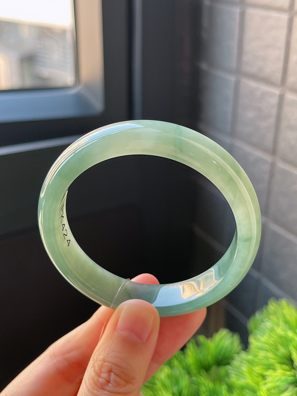 正圈52.4圈口，翡翠糯化种飘绿手镯