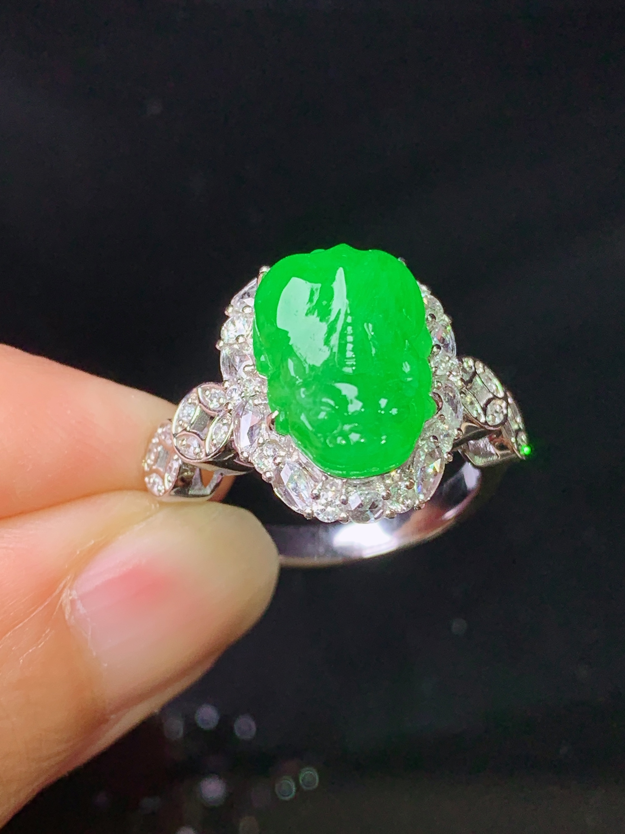18k金钻镶嵌满绿貔貅戒指 玉质细腻 色泽艳丽清新 水润亮眼 圈口14 整体尺寸16.8*13.2*9.5