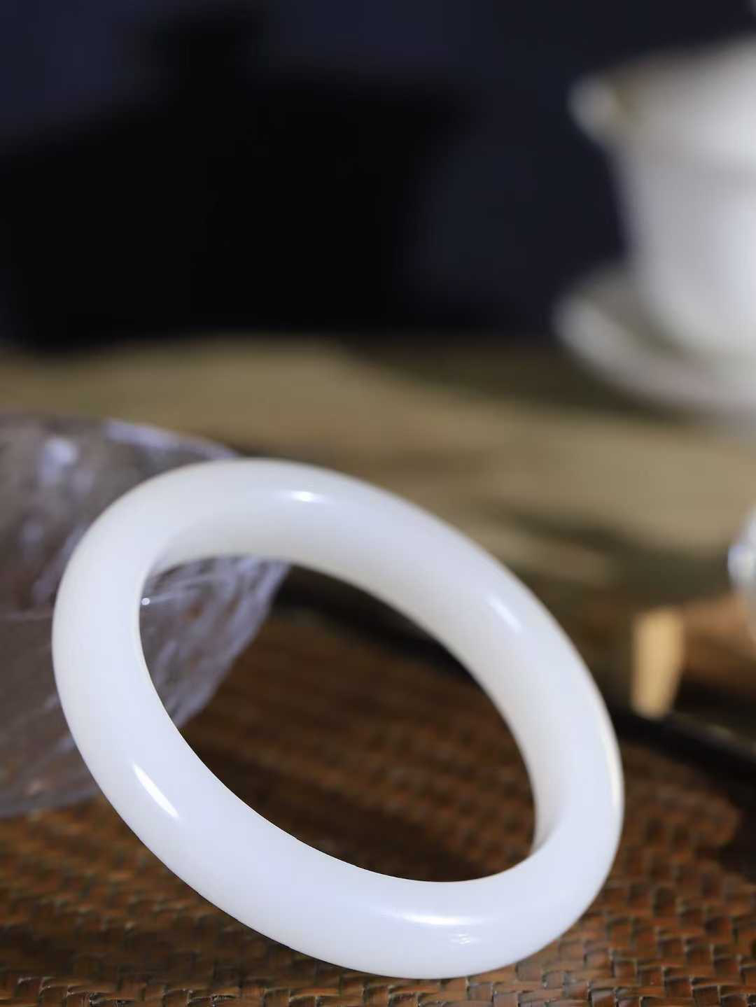 【婉约佳人.手镯】

精品和田玉白玉手镯 玉质温润细腻 油性十足 手感舒适，高华雅逸，线条流畅，简约大气，美自天成，素雅高贵。佩戴于腕间，婉约之美，举手投足间透出那份低调奢华。重62.6克 内径59mm  尺寸12.5-9.3mm   FDL-7810633
​