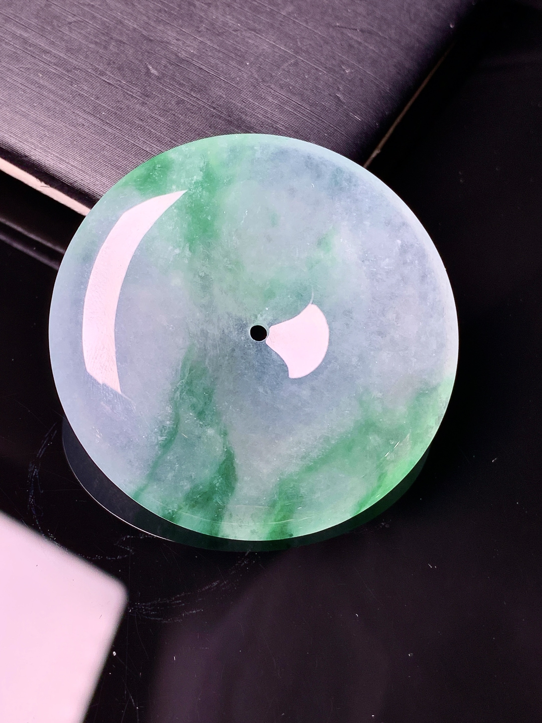 冰种飘绿平安扣吊坠 玉质细腻 色泽艳丽清新 水润亮眼 整体尺寸37.2*6.2