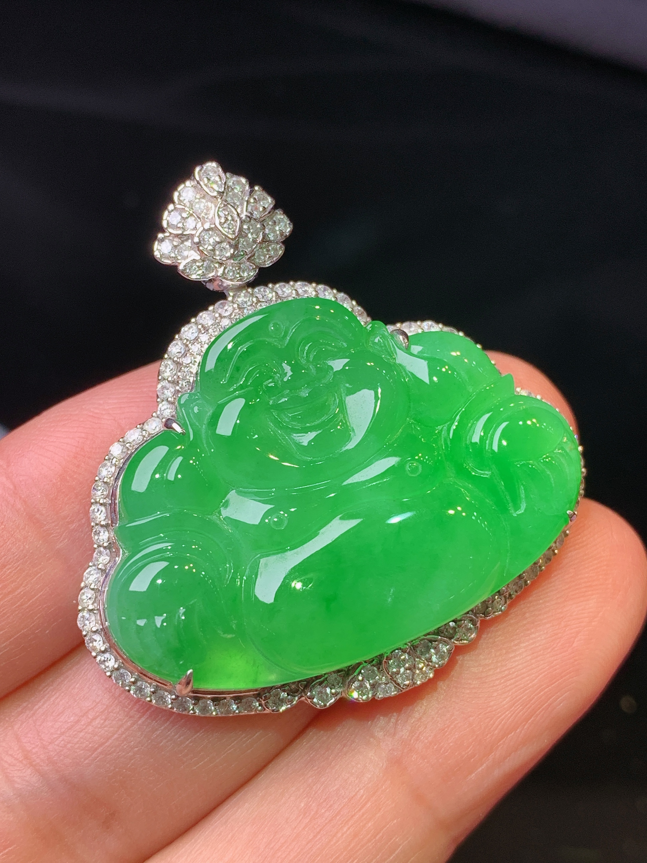 18k金钻镶嵌满绿佛公吊坠 玉质细腻 色泽艳丽清新 水润亮眼 整体尺寸37*35.5*8.8