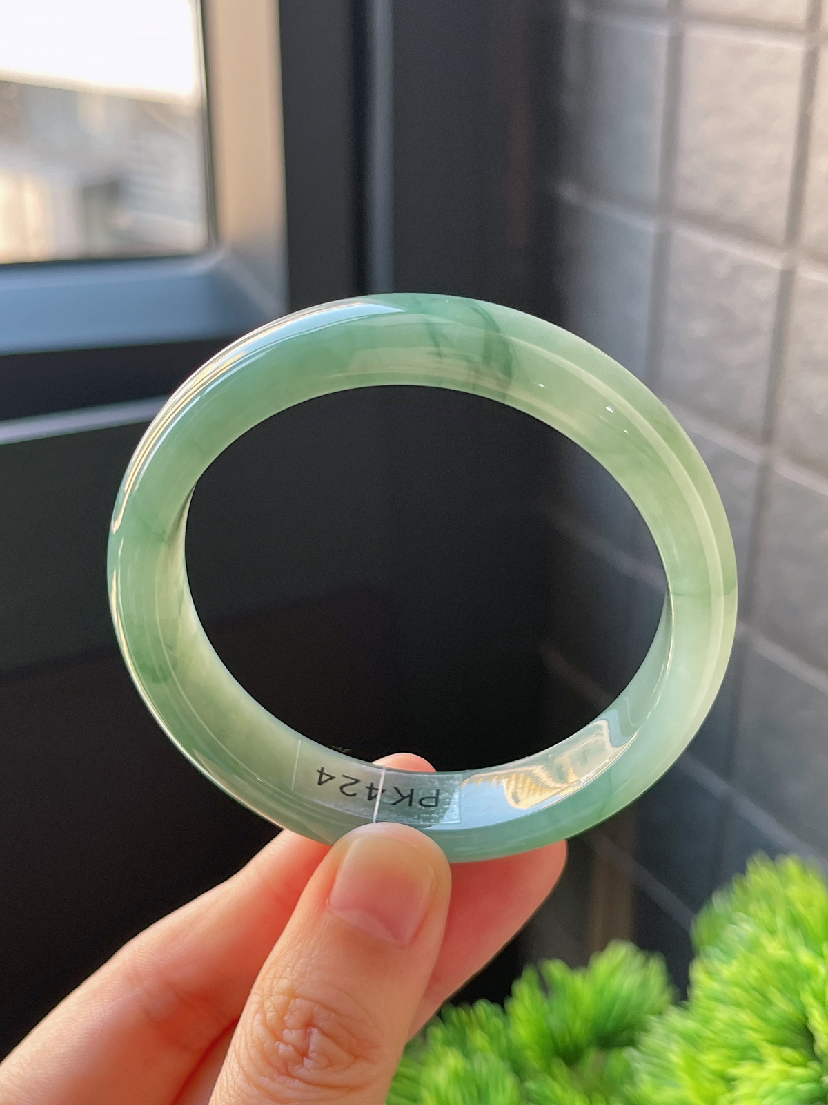 正圈52.4圈口，翡翠糯化种飘绿手镯