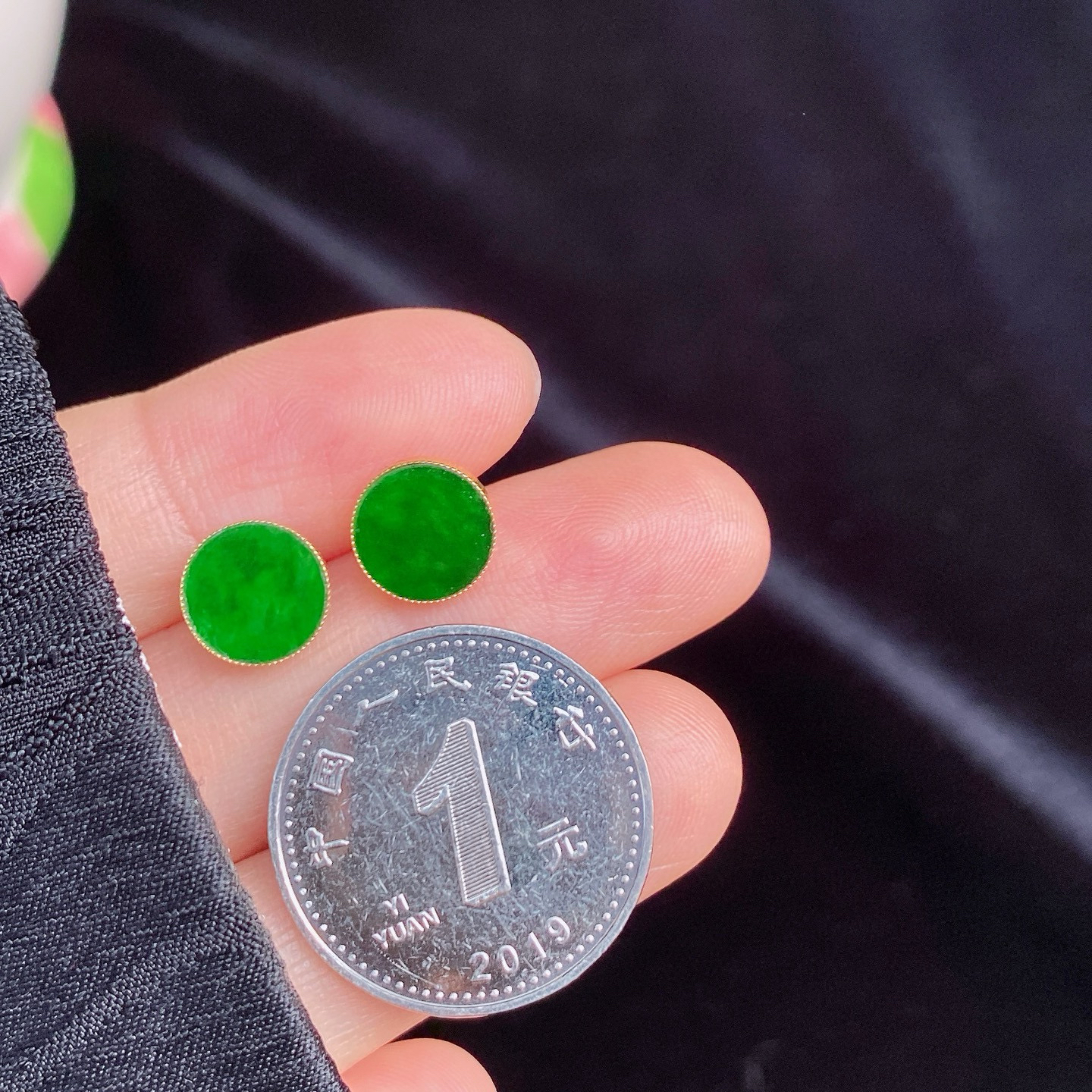 辣阳绿圆牌耳钉
辣绿色泽饱满，质地细腻
18k金镶嵌，简约又精致
尺寸如图一  实物更美～