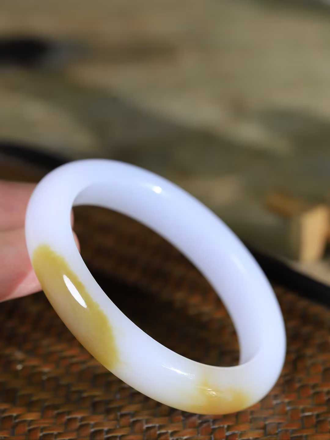 【贵妃镯.玉腕清响】    

精品和田玉糖白玉贵妃镯，玉质温润细腻 油性十足 相传杨贵妃十分喜爱椭圆形态手镯，后人称其为贵妃镯。因其形与人手腕形相吻合，佩戴更服帖，别具妩媚风格。
重45.3克   正圈内径51-48.5mm尺寸12-8mm   fDL-10181016