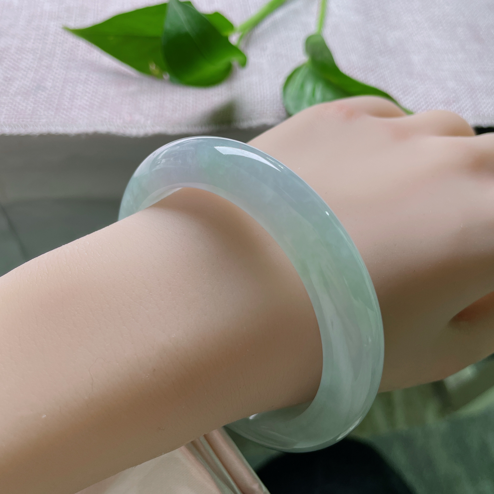 57.8/11.3/9.3绿底正圈，清润，温柔入骨，上手显白又气质。自带滤镜