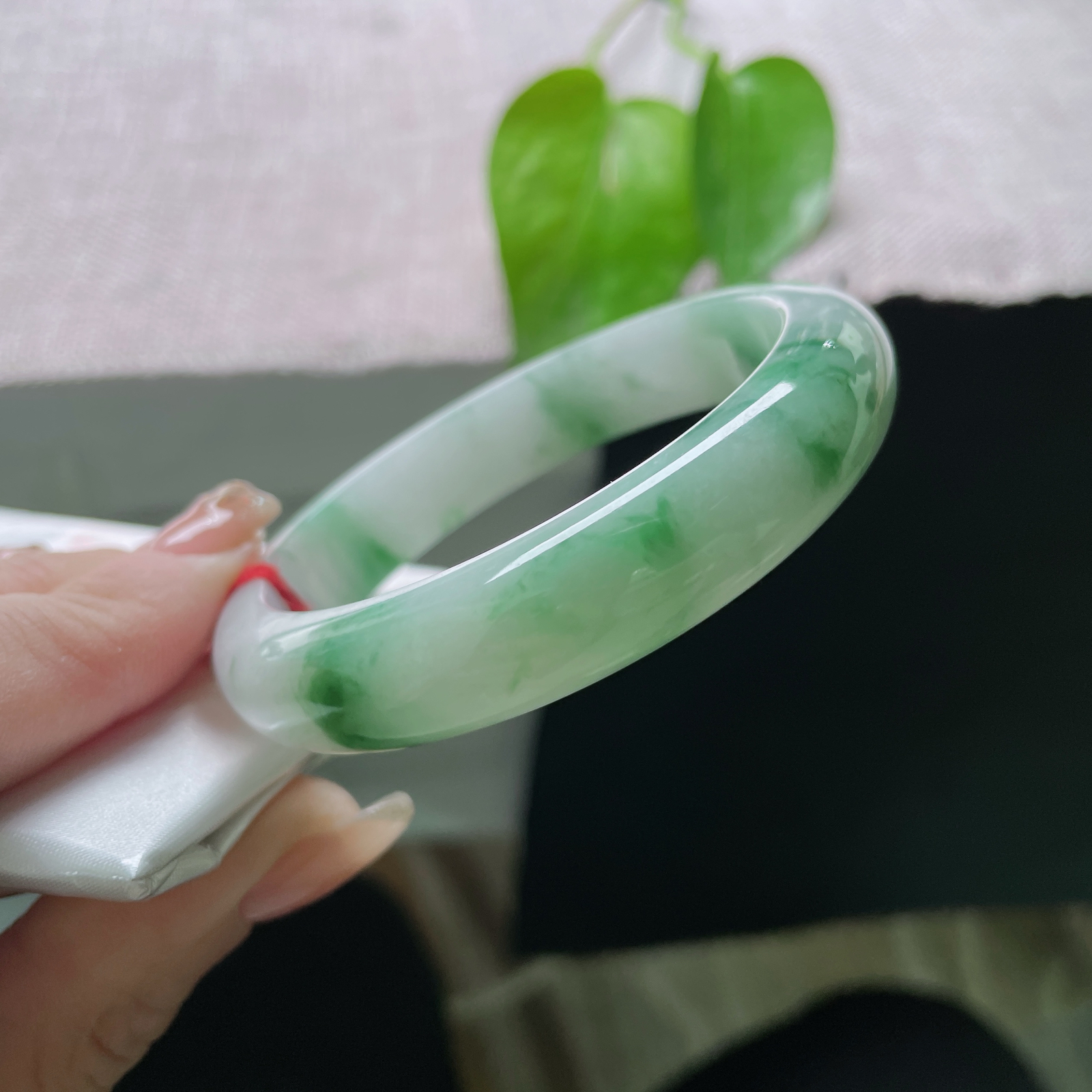 56.3/12.7/7.9。飘花正圈，肉质细腻干净，水头好，种老，花影摇曳，棉线