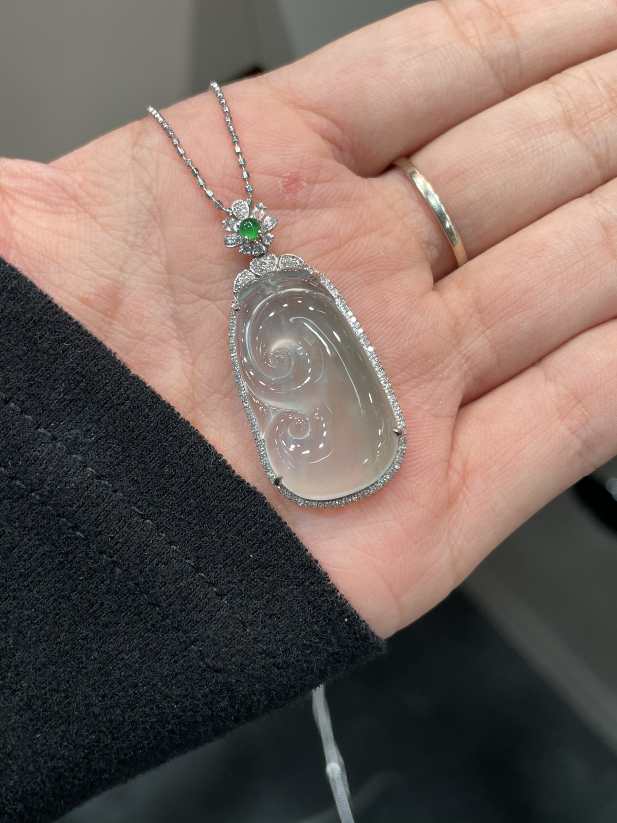 冰晴 起胶感 如意吊坠

18k金配钻镶嵌