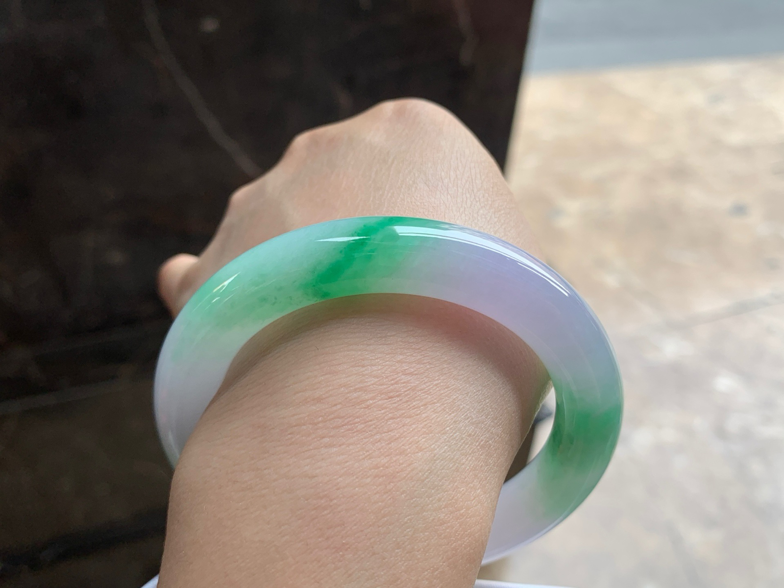 57-11.6

春带彩圆条手镯^_^颜色鲜艳 玉质温润