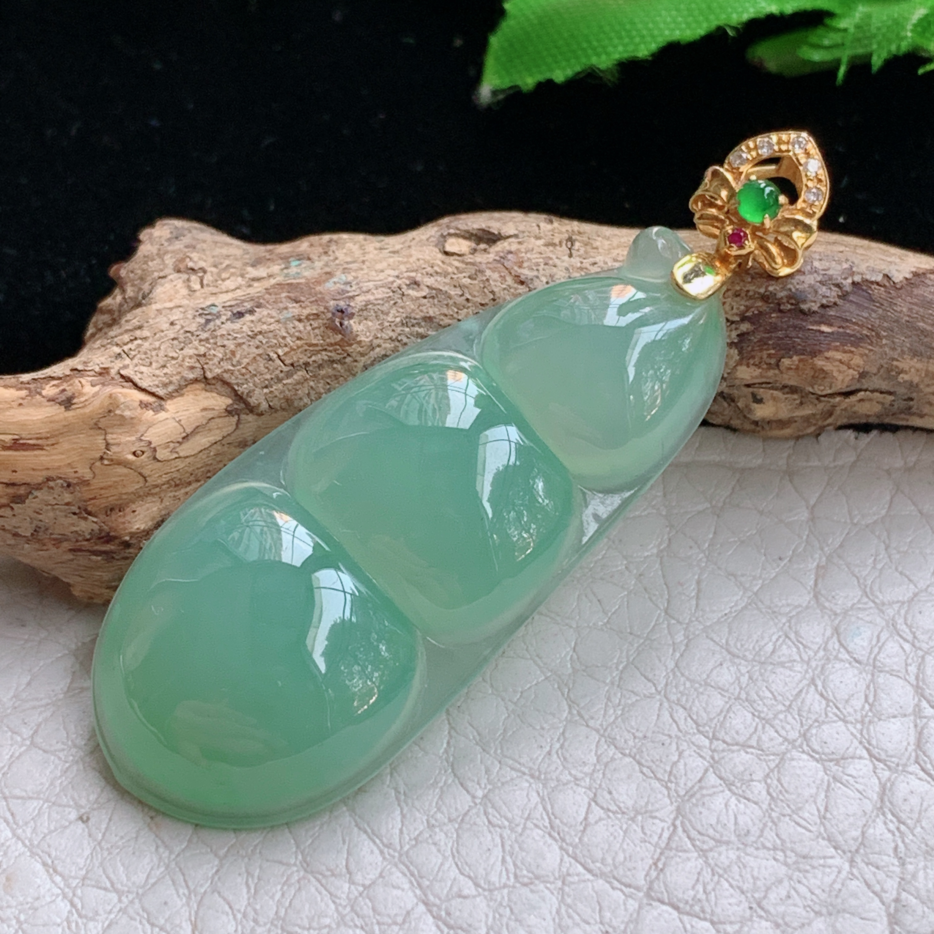 gp 实拍52.2*43.2*18.8*6.2缅甸天然翡翠冰种睛水四季豆玉坠 18k镶金福豆