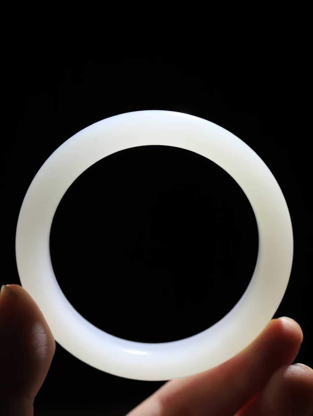 【婉约佳人.手镯】

精品和田玉白玉手镯 玉质温润细腻 油性十足 手感舒适，高华雅逸，线条流畅，简约大气，美自天成，素雅高贵。佩戴于腕间，婉约之美，举手投足间透出那份低调奢华。重62.6克 内径59mm  尺寸12.5-9.3mm   FDL-7810633
​