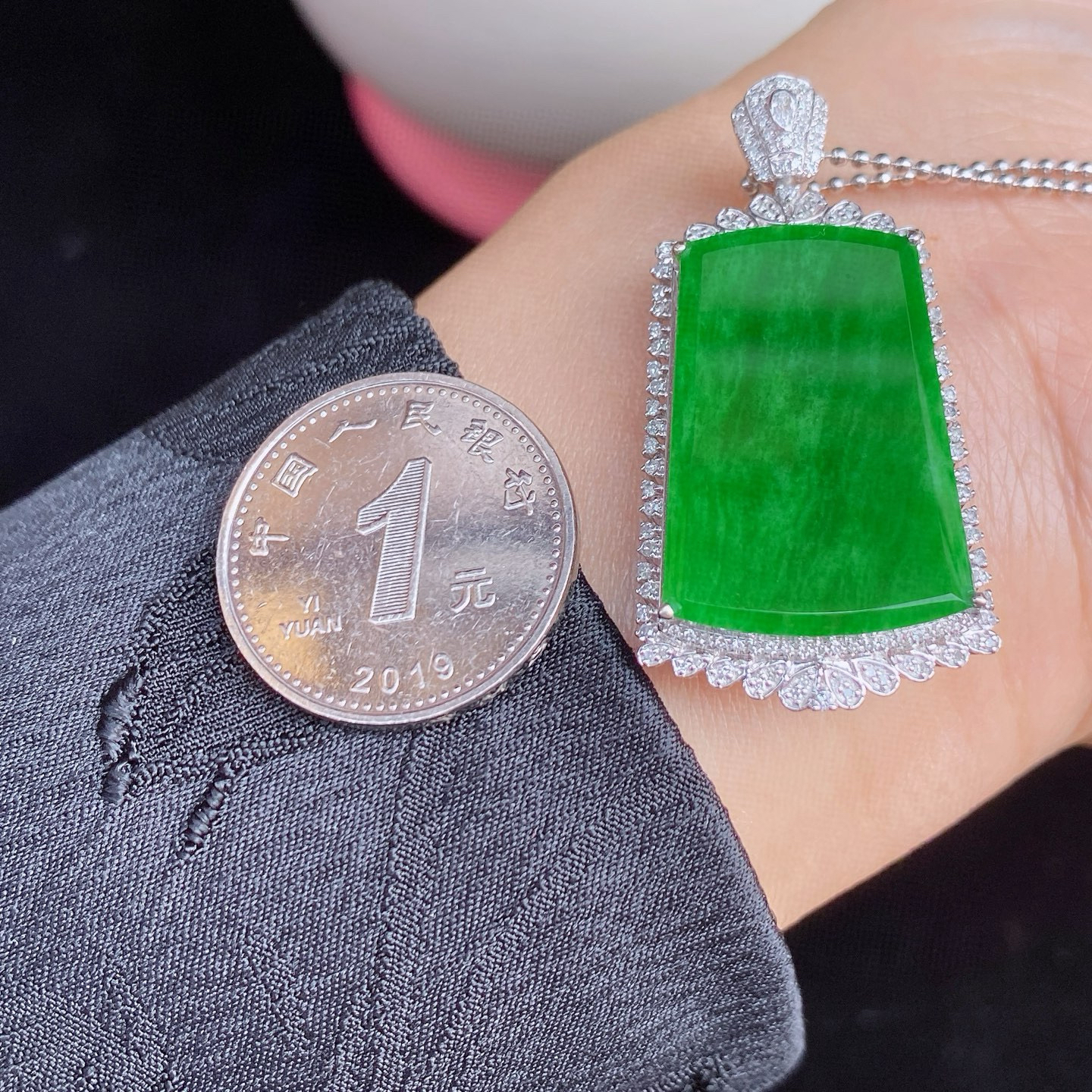 辣绿无事牌吊坠 
色泽浓郁，质地细腻
S928银镶嵌，精致感满满
尺寸如图一  实物更美～