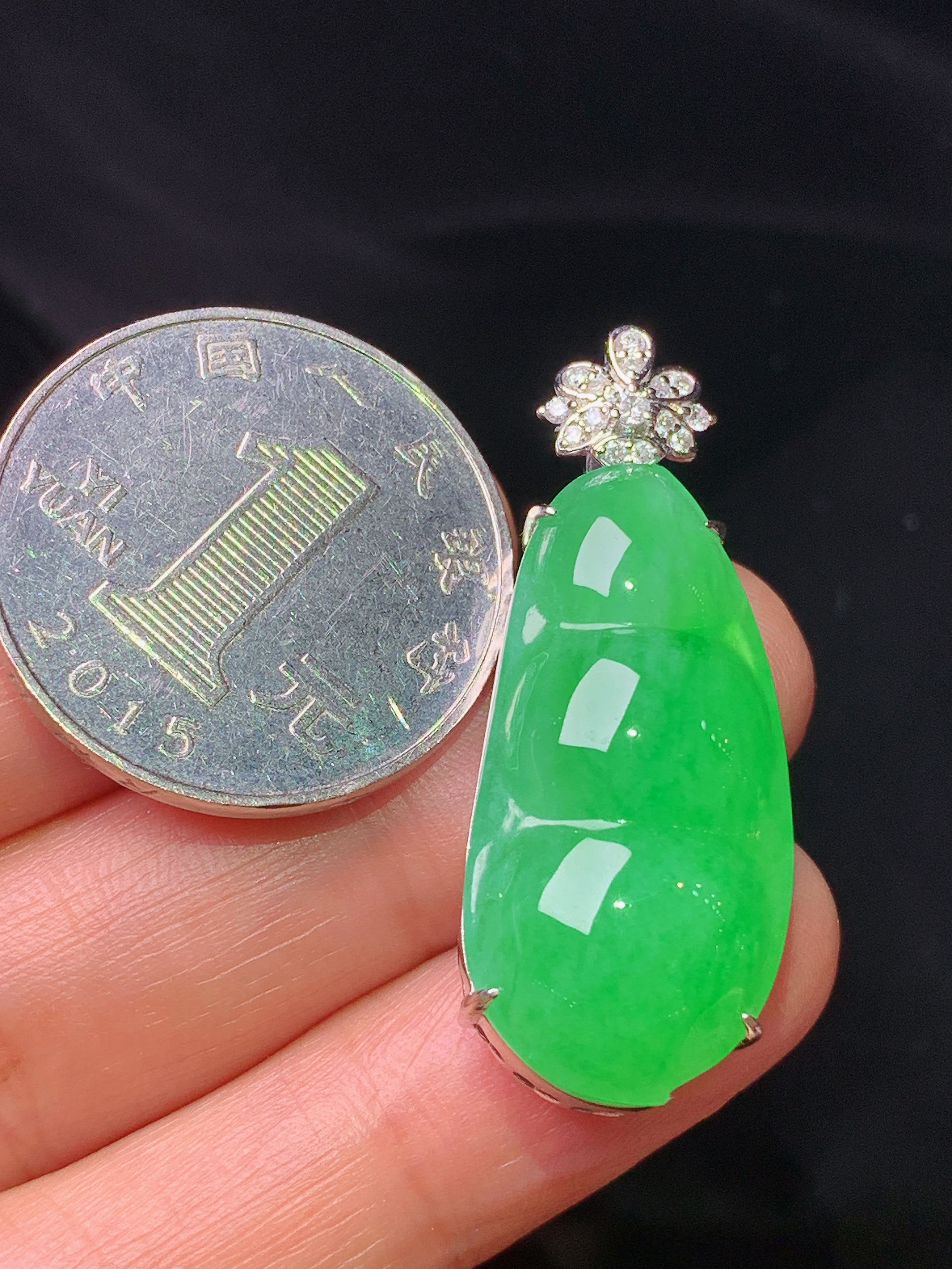 18k金钻镶嵌翠绿四季豆吊坠 玉质细腻 色泽艳丽清新 整体尺寸36.8*14.3*10