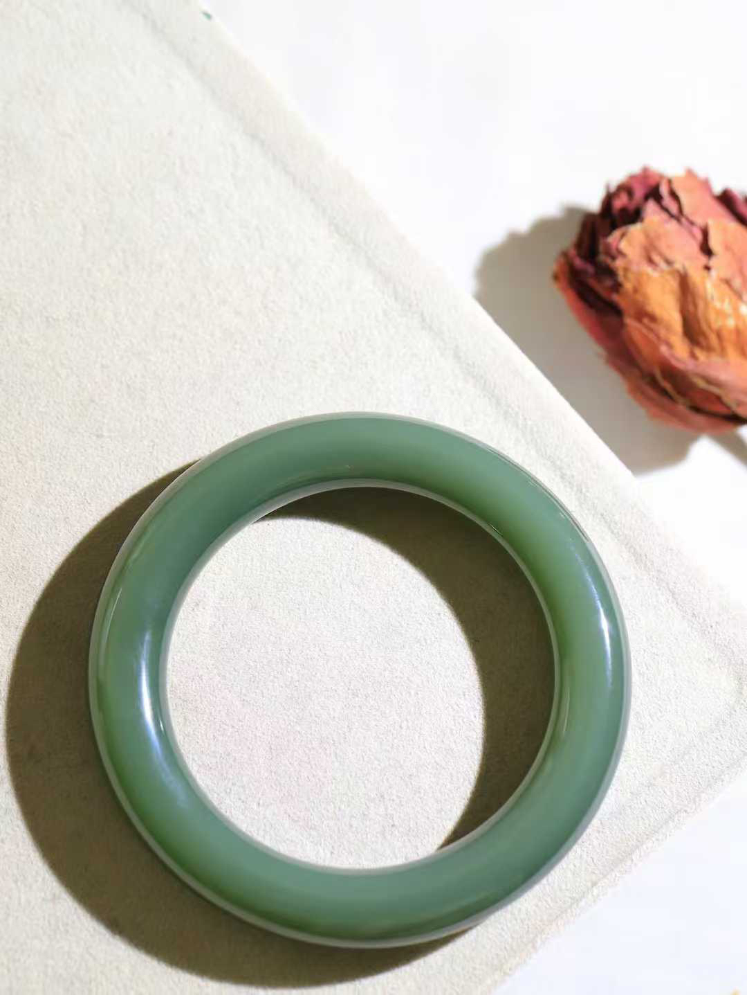 【碧色荡漾·手镯】

精品️和田玉碧玉圆条手镯，玉质细腻温润，手感舒适，️线条流畅，简约大气，美自天成，佩戴于腕间，婉约之美，举手投足间透出那份低调奢华，醉人心扉。重74克 内径圈口56mm尺寸12-12mm FDL-77101232