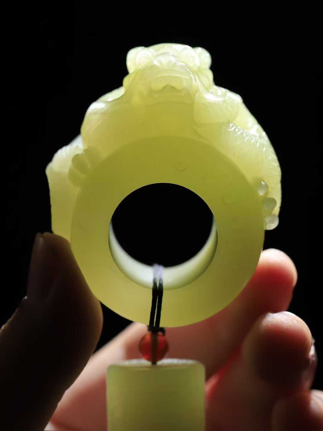 （龙行天下.扳指）

精品和田玉黄口祥龙扳指，料子细腻 手感上佳、雕工精湛，精雕祥龙，龙头双目圆瞪，巨口大张，獠牙锋利， 龙是古代祥瑞之物，寓意有龙护身，
重125.8克    圈口22mm   尺寸25-27.2mm fDL-7510492