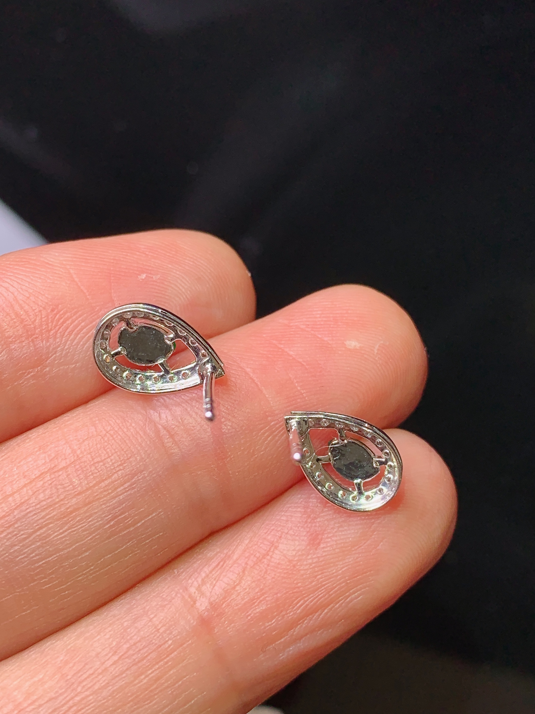 18k金钻镶嵌满绿蛋面耳钉 玉质细腻 色泽艳丽清新 水润亮眼 整体尺寸10*6.5*4