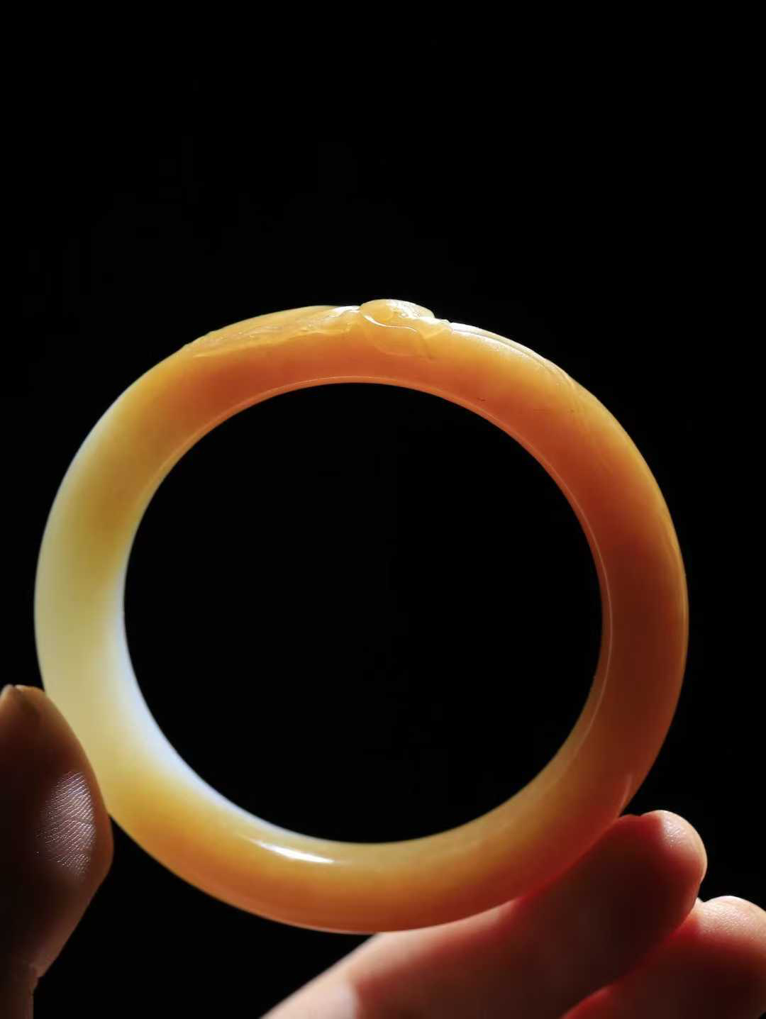 【荷韵.手镯】

精品和田玉糖白玉手镯 玉质温润细腻 手感舒适，高华雅逸，线条流畅 素雅高贵。佩戴于腕间，婉约之美，举手投足间透出那份低调奢华。重48.6克 尺寸52-11.6-9.3mm FDL-6910641