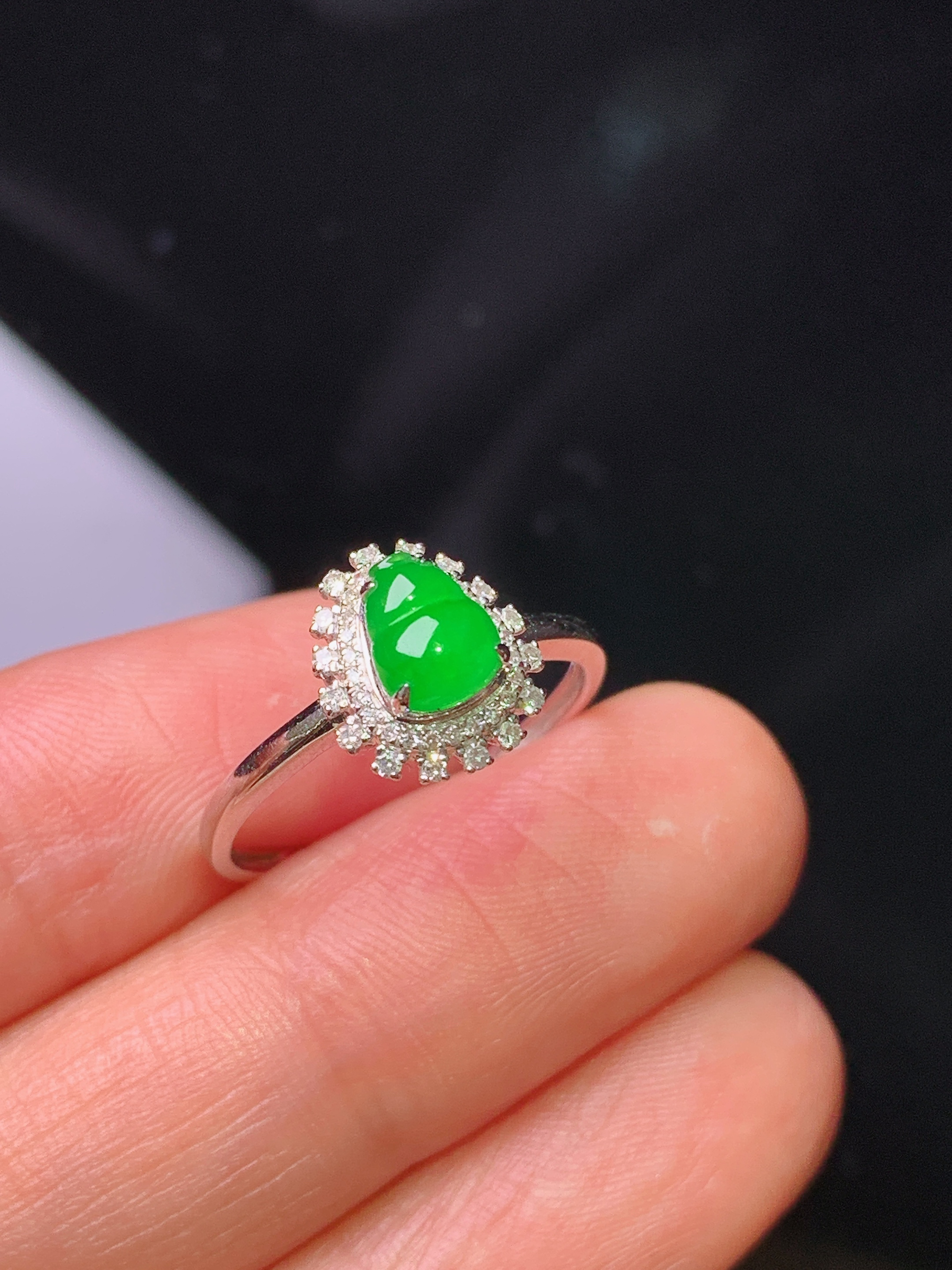 18k金钻镶嵌满绿葫芦戒指 玉质细腻 色泽艳丽清新 水润亮眼 圈口13 整体尺寸10*8.6*7