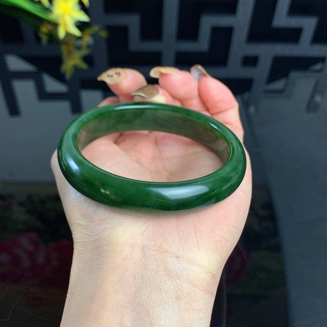 和田玉58.5圈口菠菜绿碧玉手镯！玉质细腻油润 底色纯净 无裂无棉 脂粉好，品质好！
