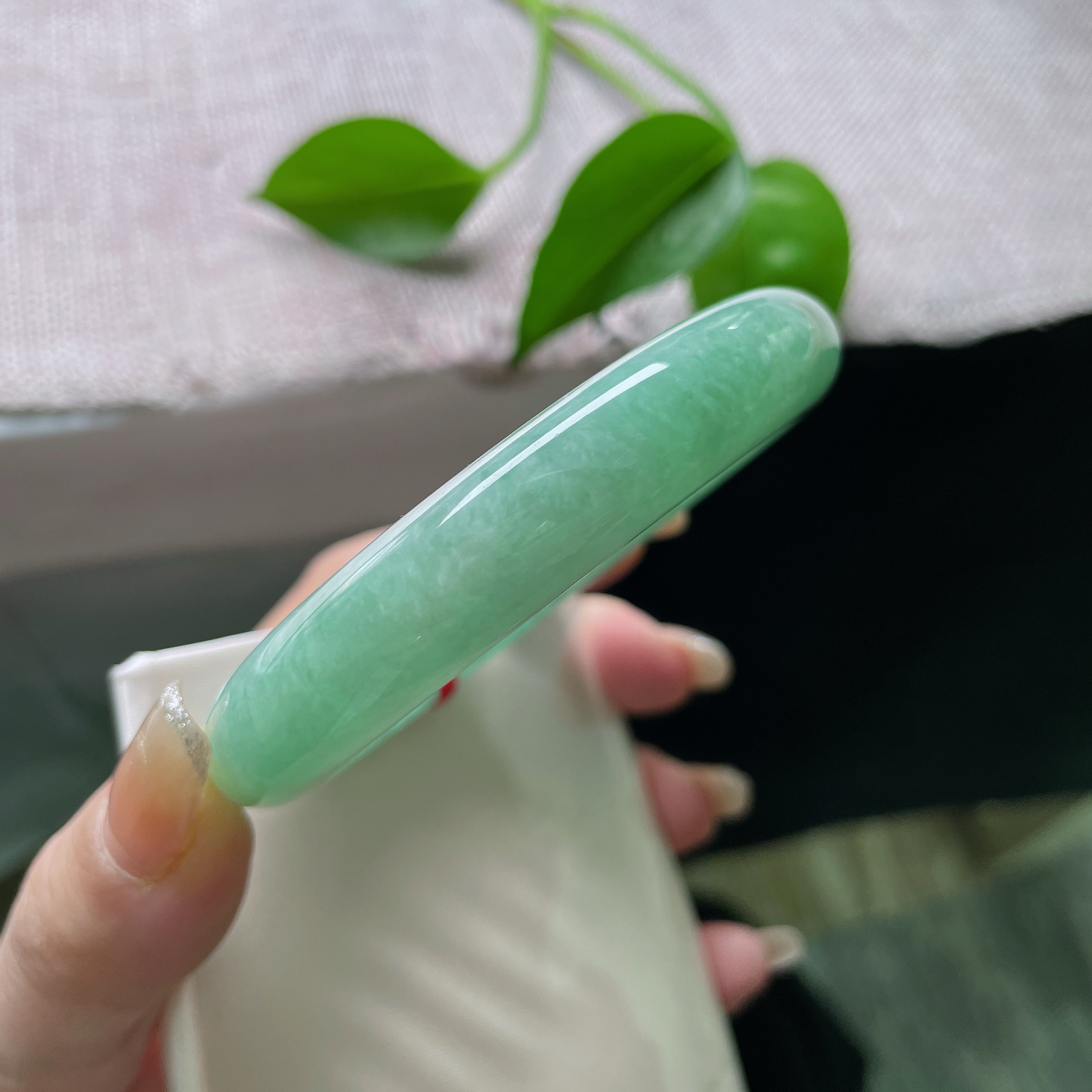 59.7/12.4/8.5，果绿底正圈，水润，质地温润细腻，颜色分布均匀，一点皮纹不显