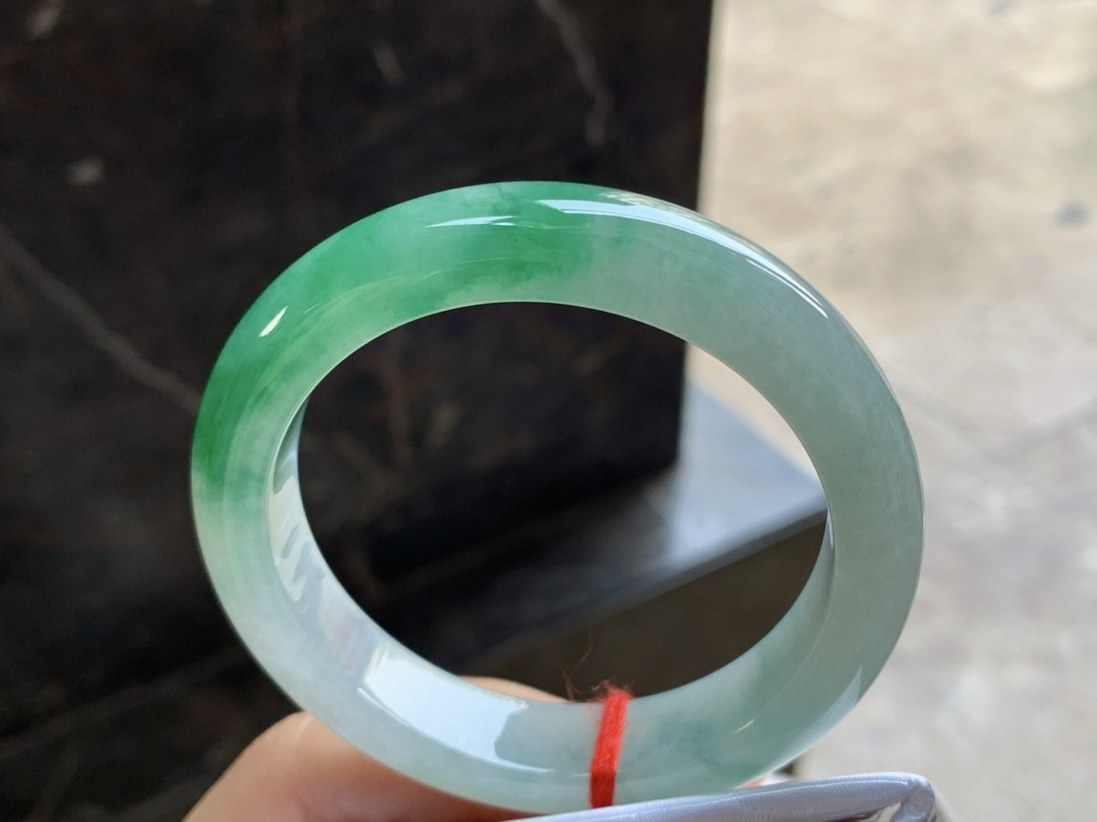 54-12.5-9

绿色手镯^_^颜色鲜艳 玉质温润 细腻