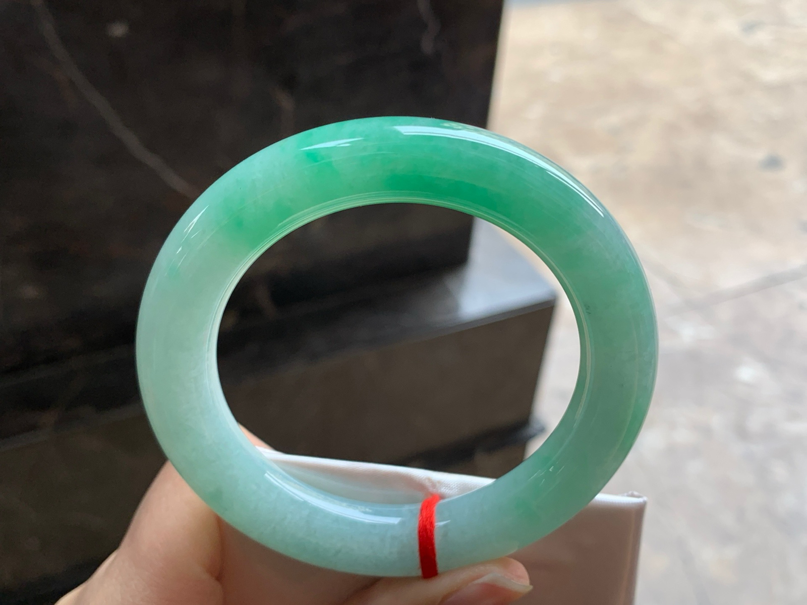 56.5-11.2

阳绿色圆条手镯^_^色阳 玉质温润