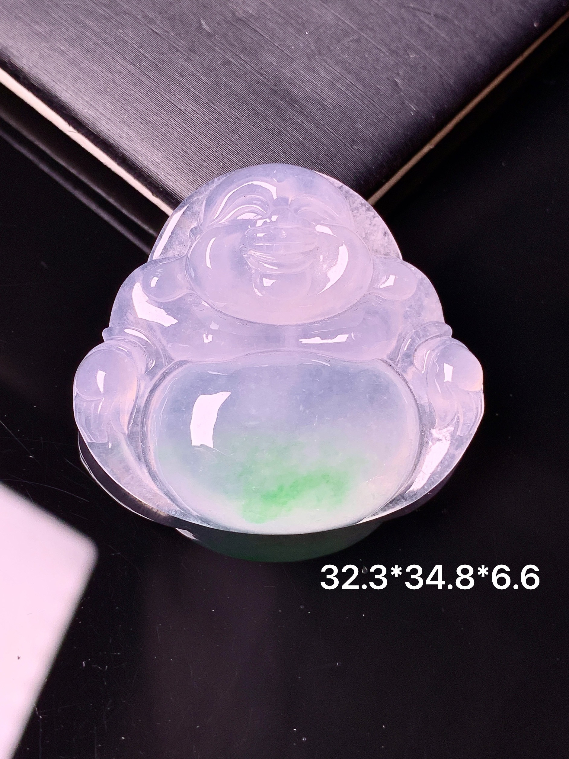 冰种飘绿佛公吊坠 玉质细腻 色泽艳丽清新 水润亮眼 整体尺寸32.3*34.8*6.6