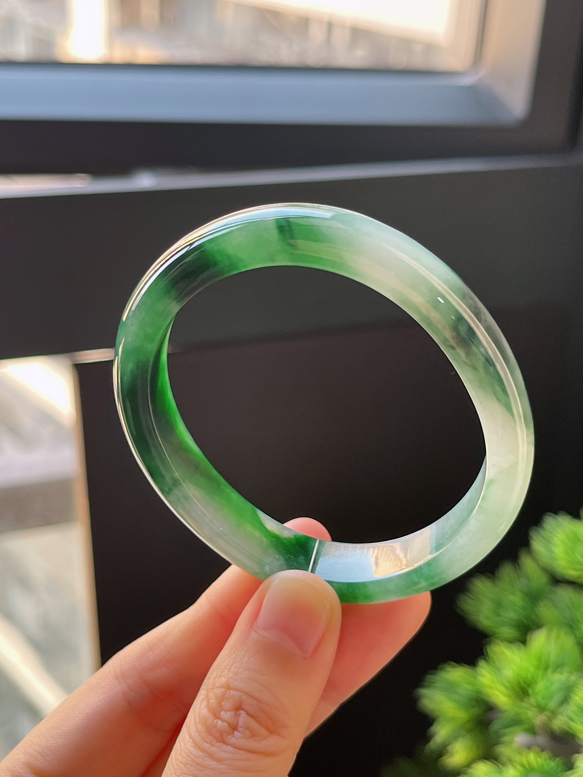 贵妃镯54.3圈口，翡翠冰糯种飘绿手镯