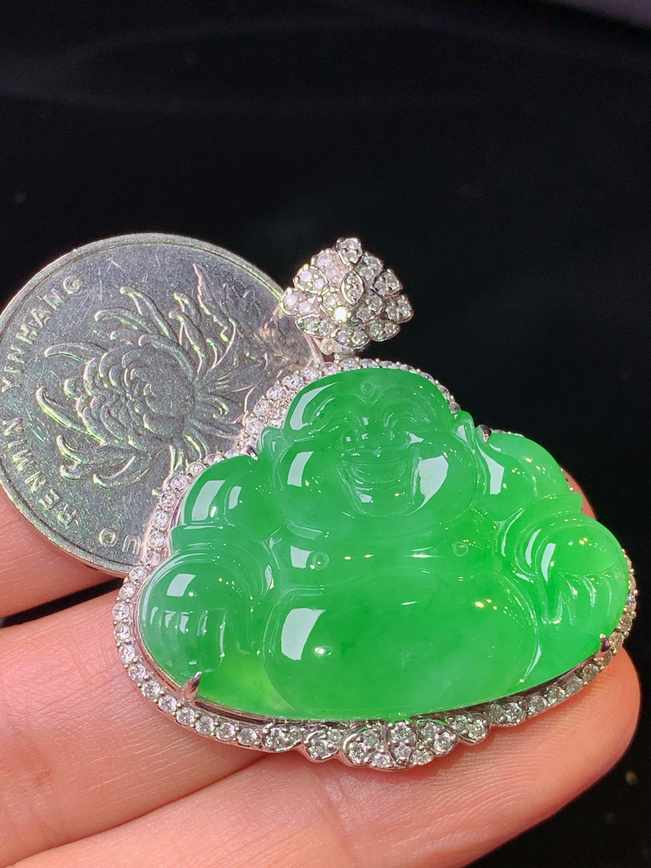 18k金钻镶嵌满绿佛公吊坠 玉质细腻 色泽艳丽清新 水润亮眼 整体尺寸37*35.5*8.8