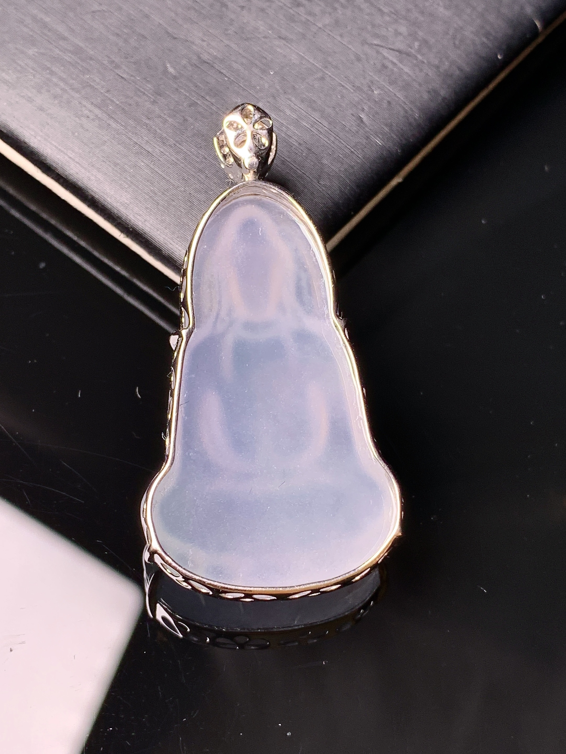 18k金钻镶嵌冰种观音吊坠 玉质细腻 色泽艳丽清新 水润亮眼 整体尺寸42.6*21.2*7.3