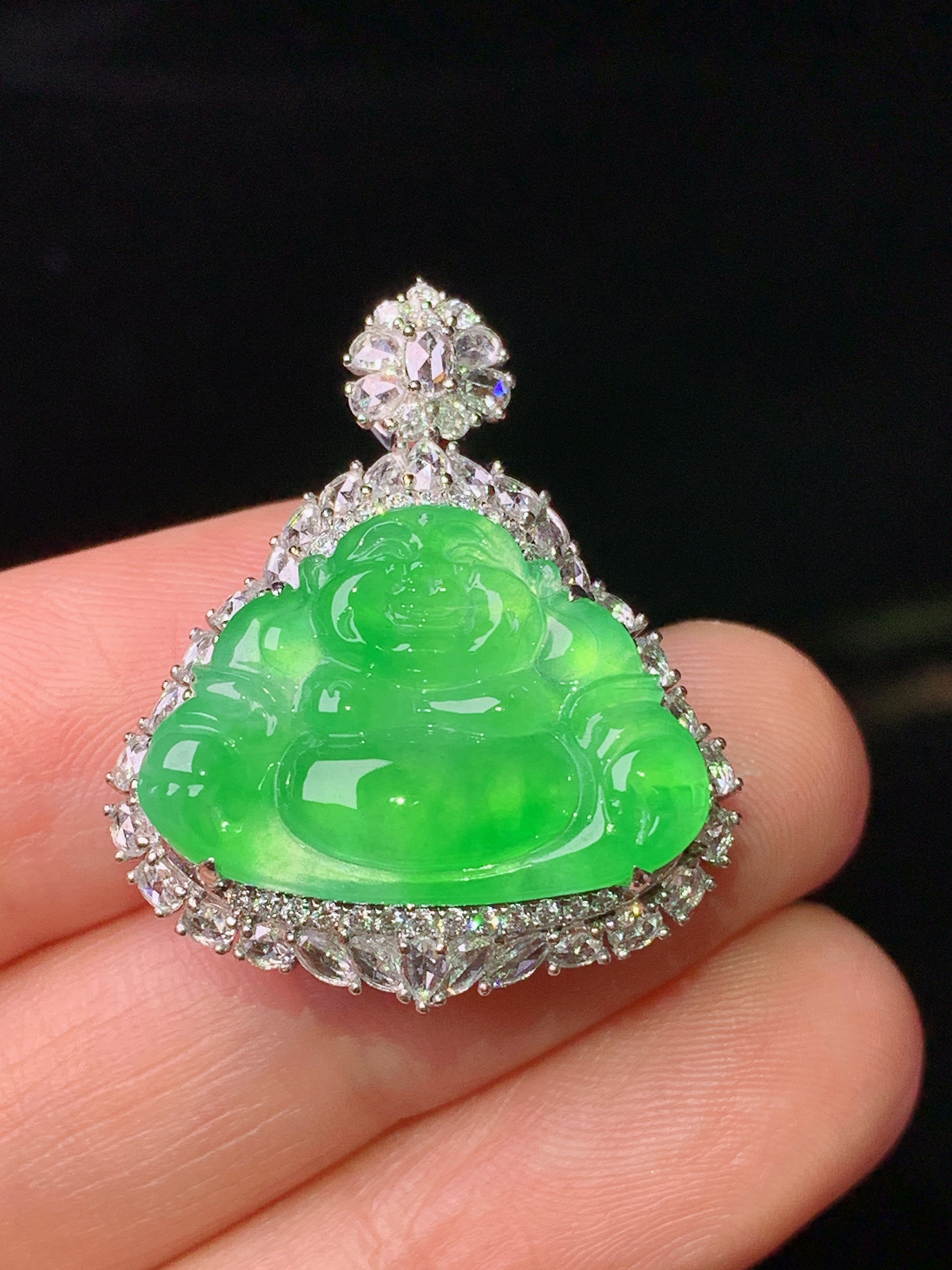 18k金钻镶嵌满绿佛公吊坠 玉质细腻 色泽艳丽清新 水润亮眼 整体尺寸28.5*23.8*11.3