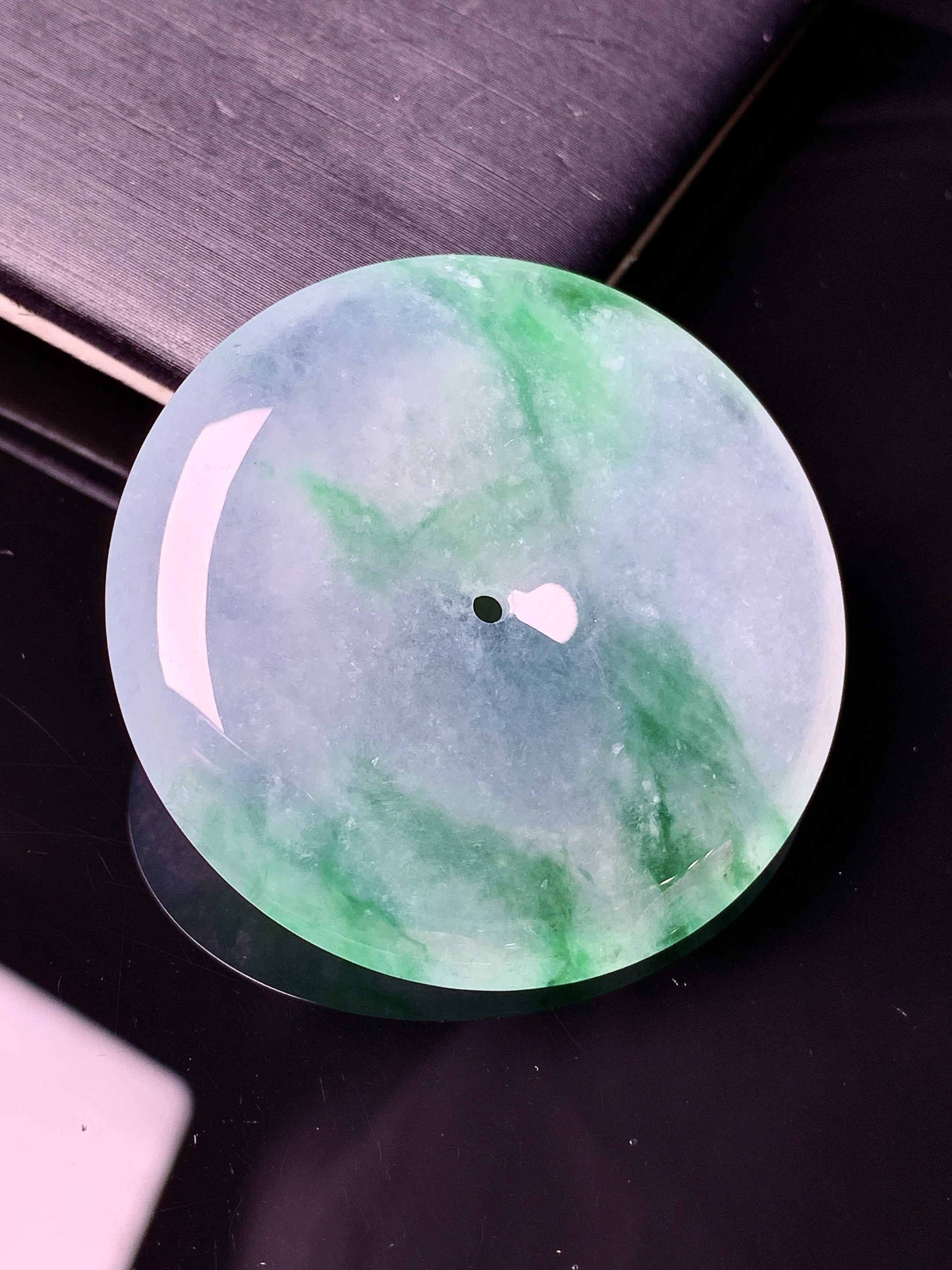 冰种飘绿平安扣吊坠 玉质细腻 色泽艳丽清新 水润亮眼 整体尺寸37.2*6.2