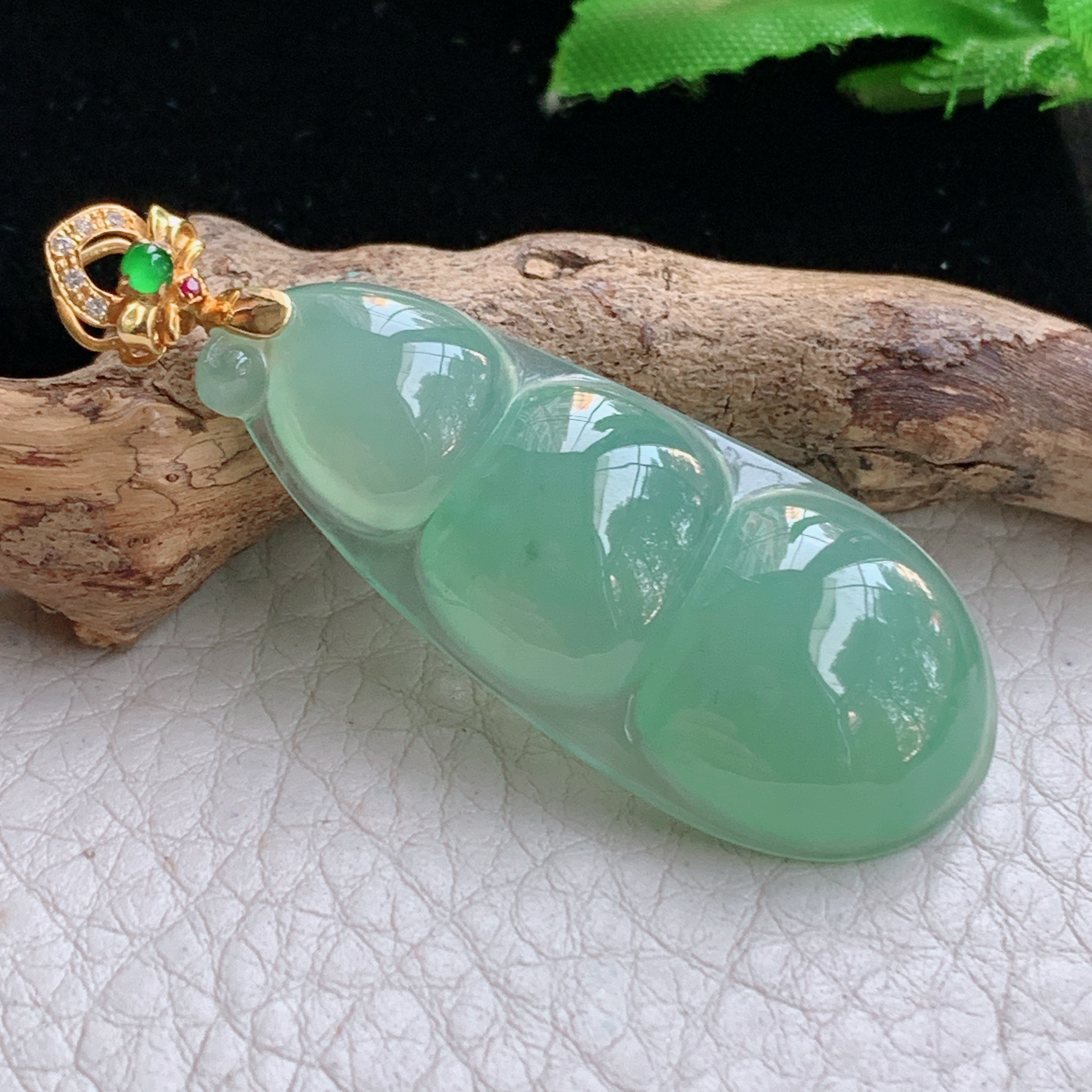 gp 实拍52.2*43.2*18.8*6.2缅甸天然翡翠冰种睛水四季豆玉坠 18k镶金福豆