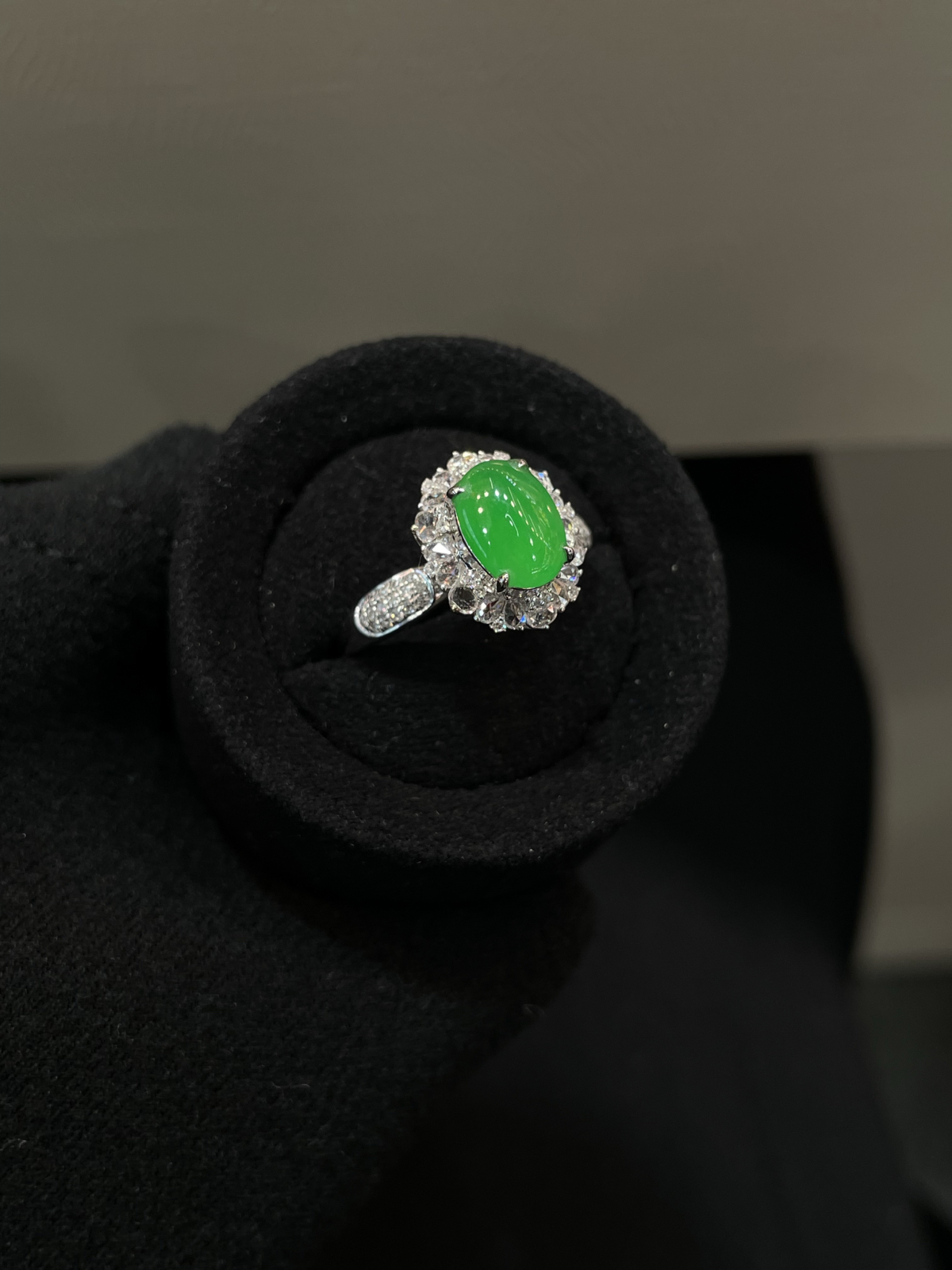 冰种 阳绿 蛋面戒指

18k金配钻镶嵌