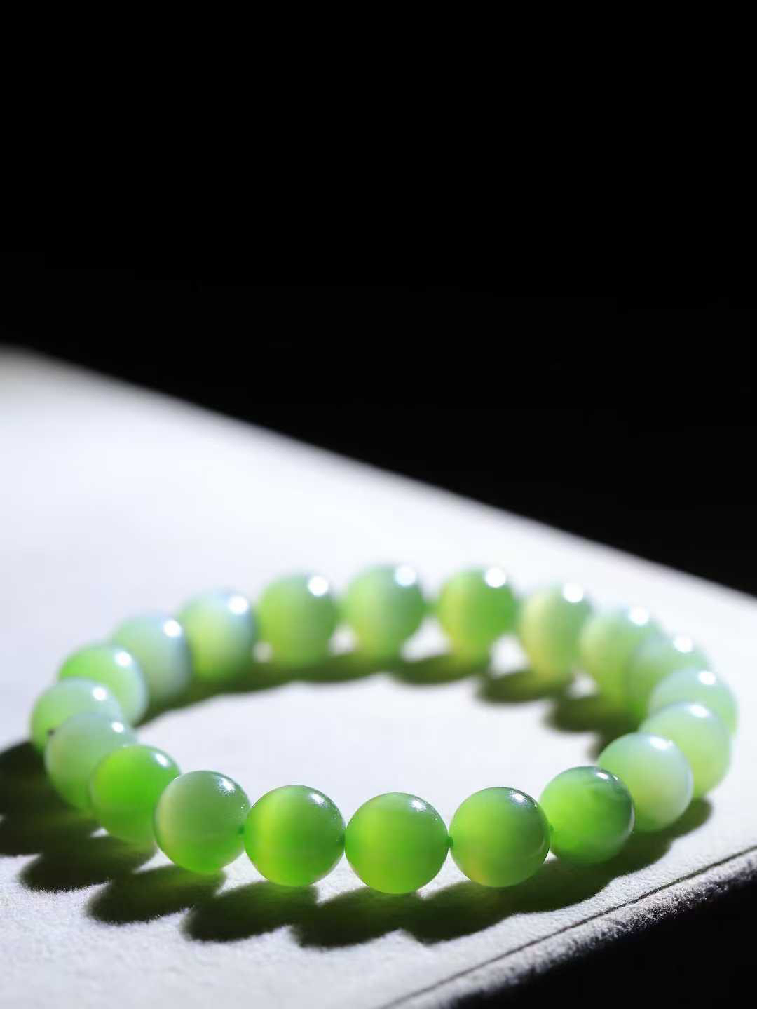 【珠圆玉润.手串】

收藏级️和田玉碧玉猫眼珠圆玉润手串 玉质温润细腻  整串打磨圆润，佩戴舒适。珠珠落玉盘，间关莺语花底滑，一生美好时光，无论身在何处，都有它相伴相守。事事顺遂，幸福美满，吉祥如意。重34.8克 尺寸取一10.3mm FDL-16141200
​