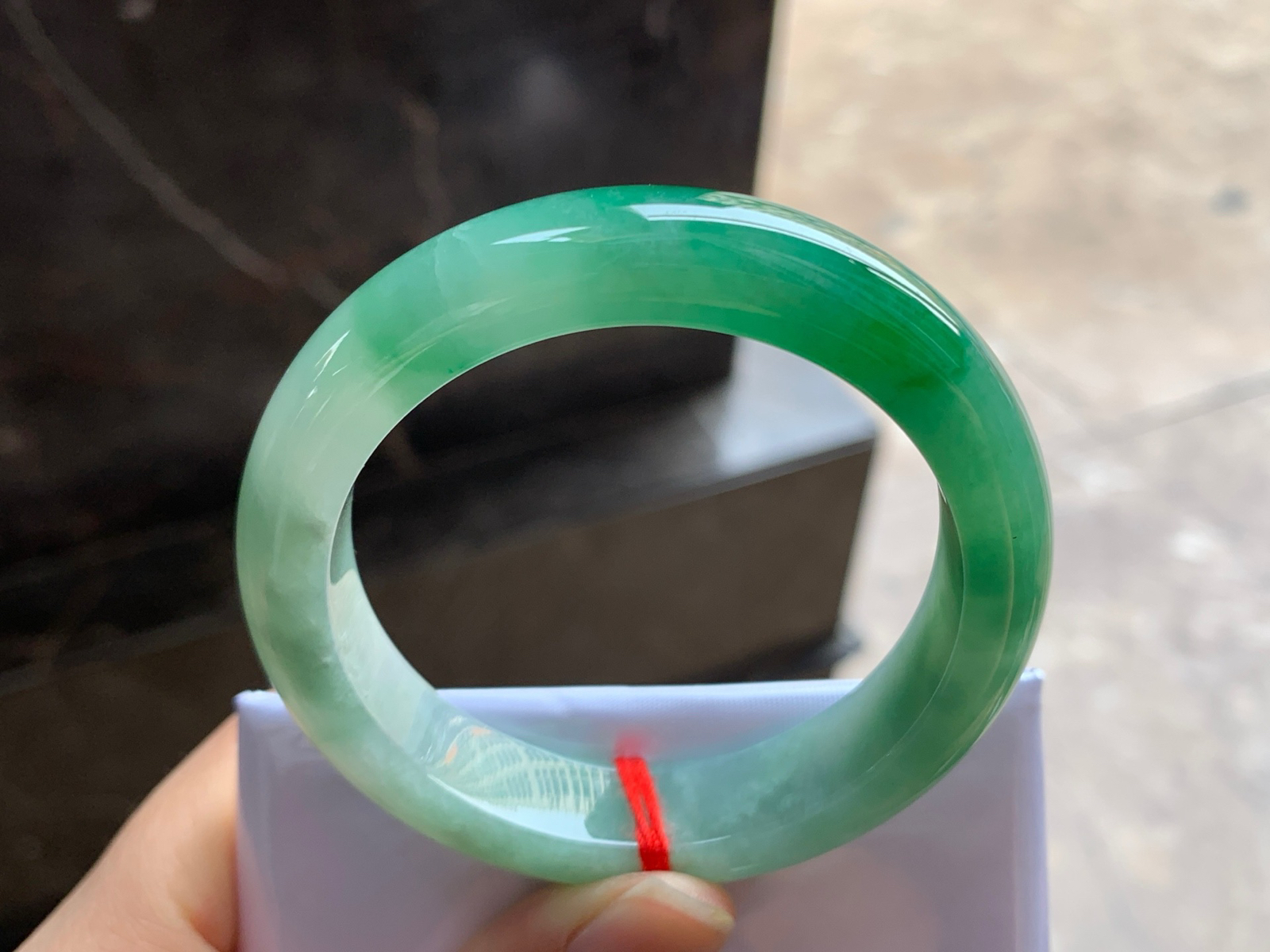 51-12.3-8.5

浓绿色手镯^_^颜色鲜艳 玉质温润