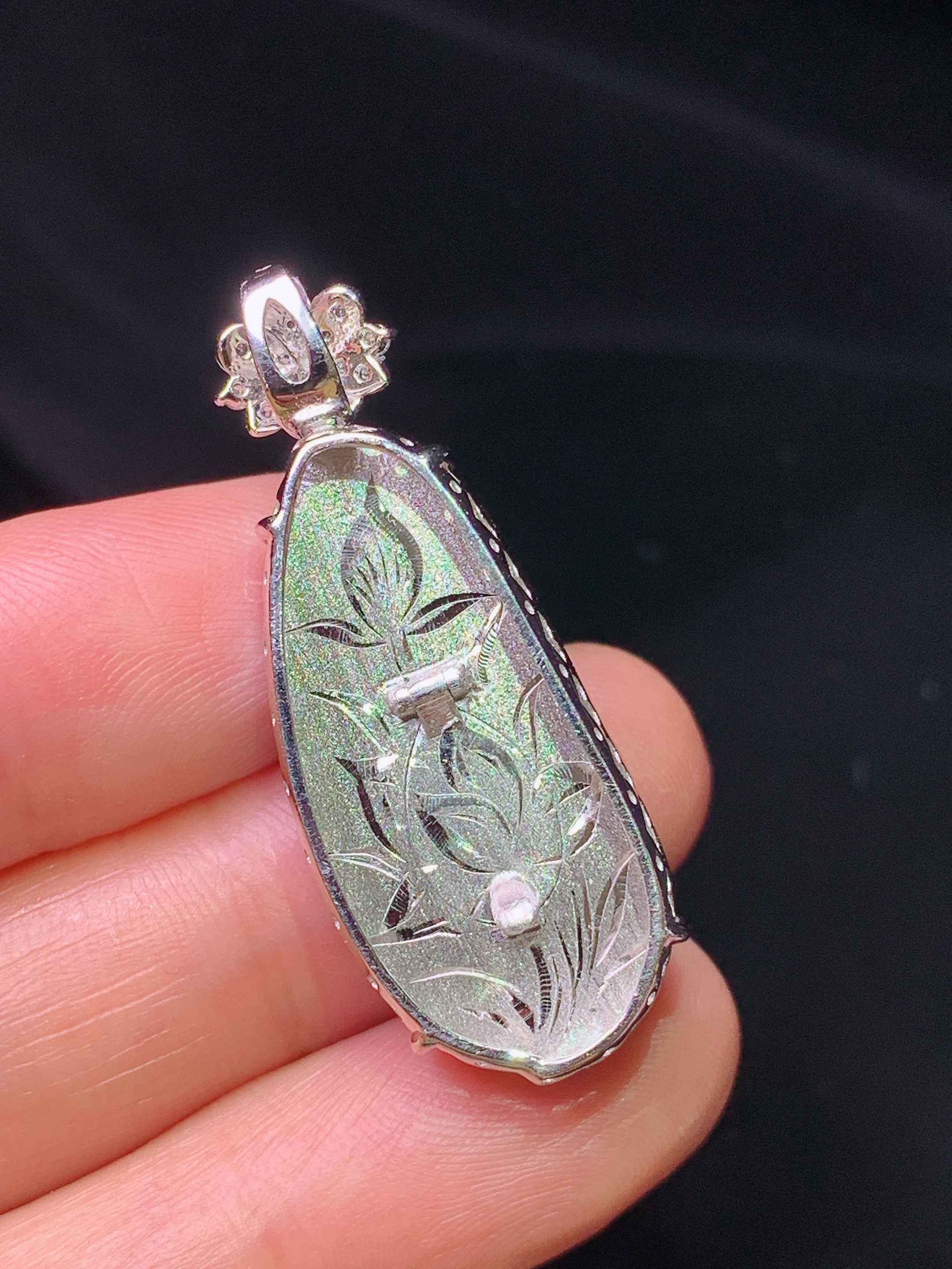 18k金钻镶嵌翠绿四季豆吊坠 玉质细腻 色泽艳丽清新 整体尺寸36.8*14.3*10