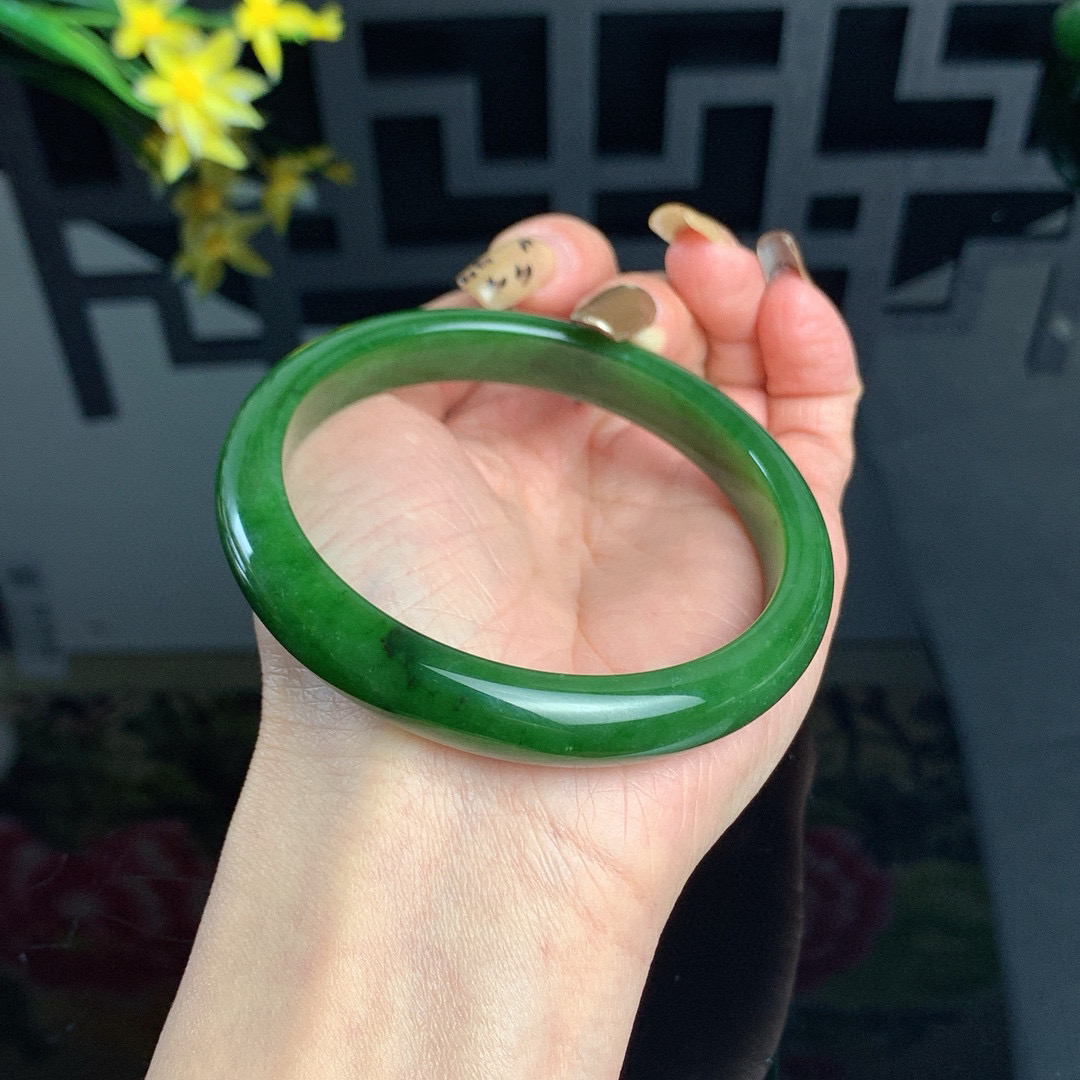 和田玉63.5圈口菠菜绿碧玉手镯！玉质细腻油润 底色纯净 无纹裂 脂粉好，品质好！