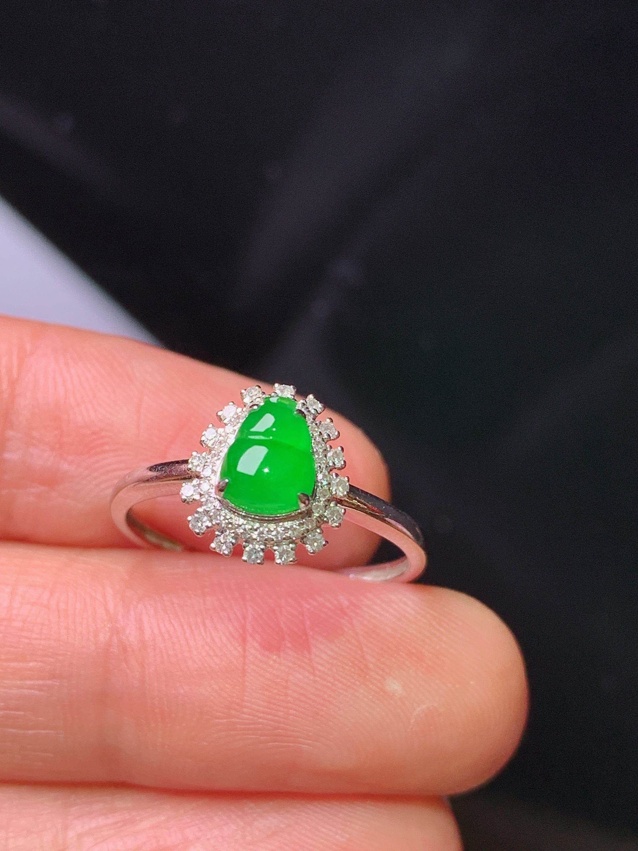 18k金钻镶嵌满绿葫芦戒指 玉质细腻 色泽艳丽清新 水润亮眼 圈口13 整体尺寸10*8.6*7