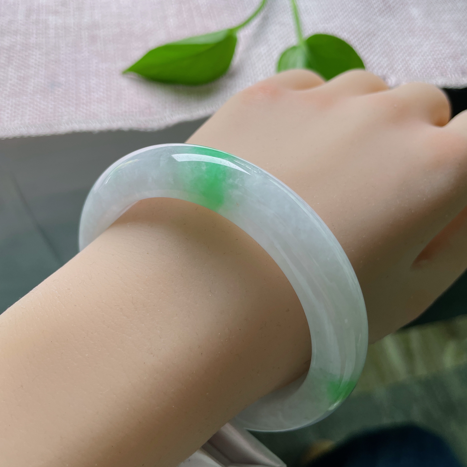 57.8/12.1/9.5，白底青正圈，莹白承光凝岁月，青绿焕彩映芳华。晶体纹